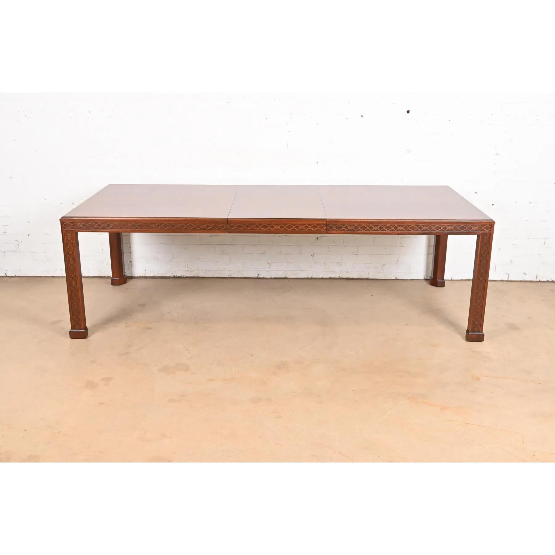 Georgien Henredon Table de salle à manger à rallonge en acajou sculpté de style géorgien, nouvellement repeinte en vente