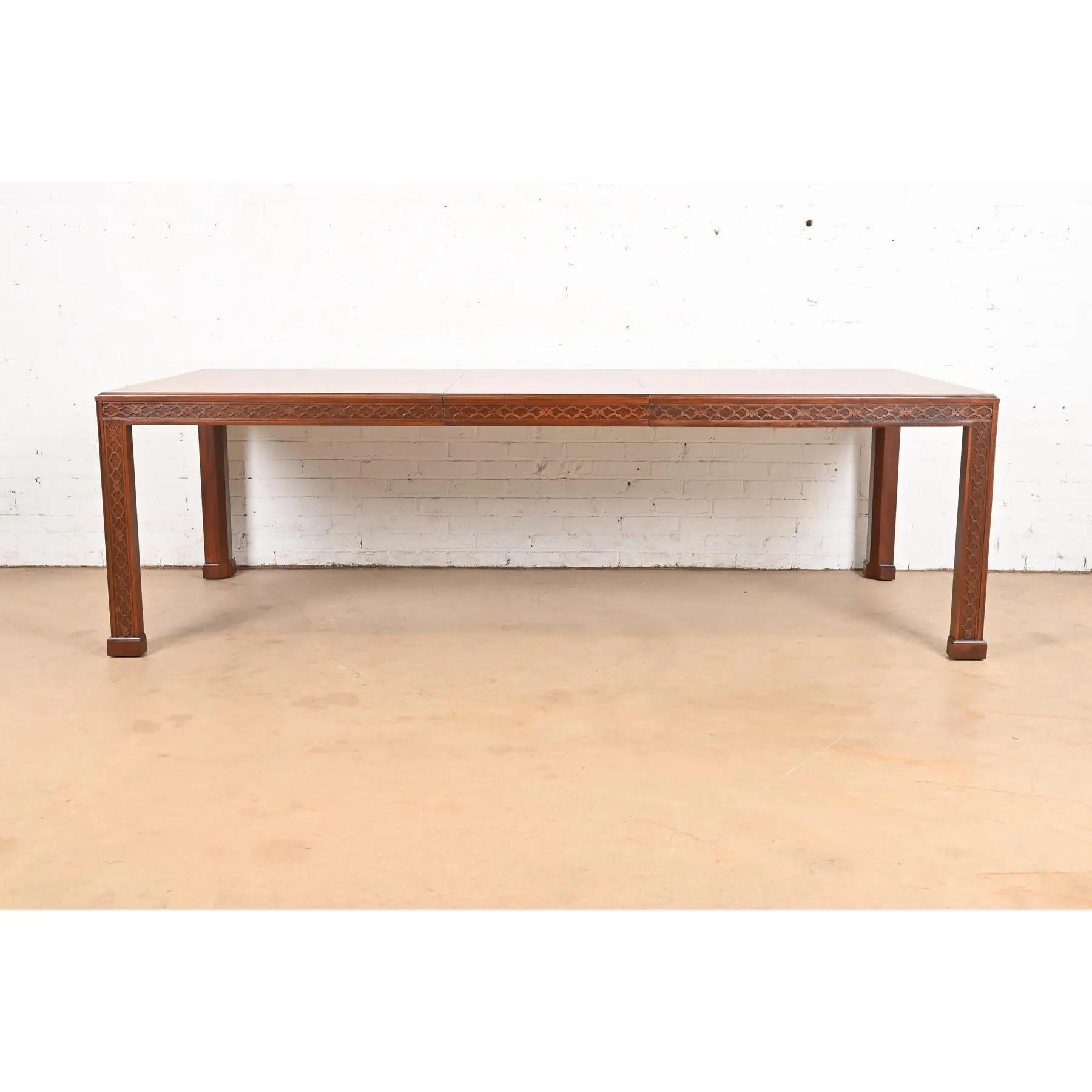 Américain Henredon Table de salle à manger à rallonge en acajou sculpté de style géorgien, nouvellement repeinte en vente