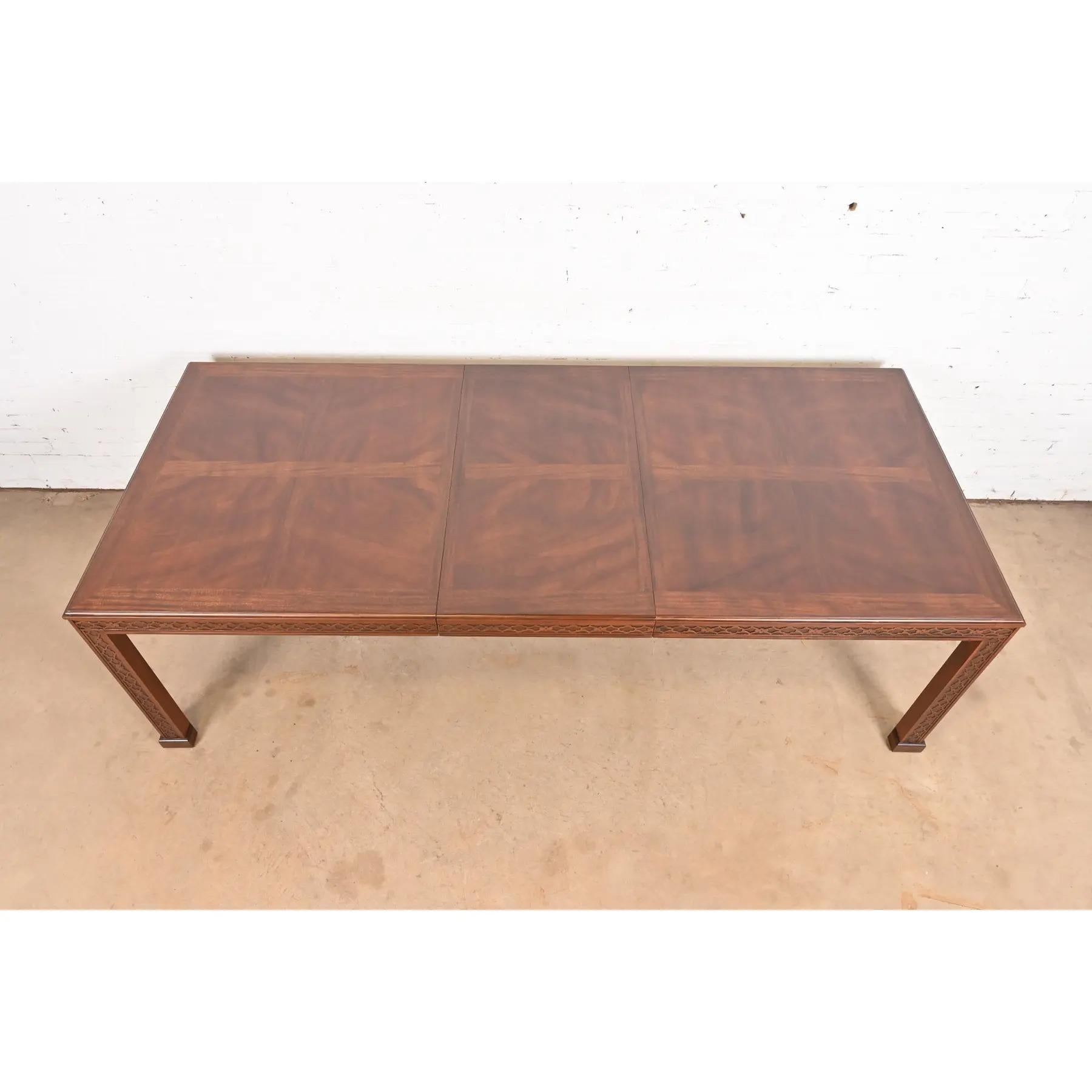 Fin du 20e siècle Henredon Table de salle à manger à rallonge en acajou sculpté de style géorgien, nouvellement repeinte en vente