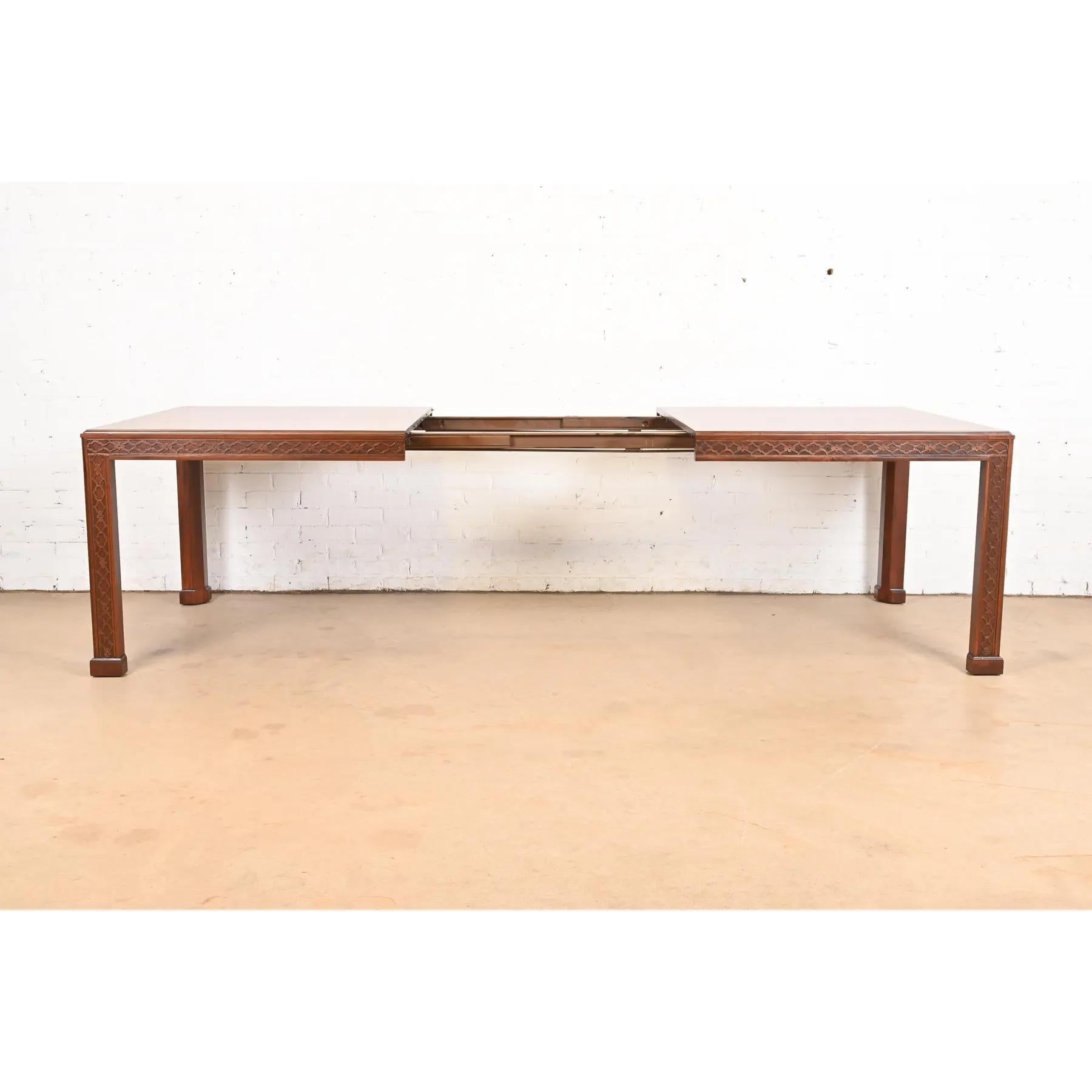 Acajou Henredon Table de salle à manger à rallonge en acajou sculpté de style géorgien, nouvellement repeinte en vente