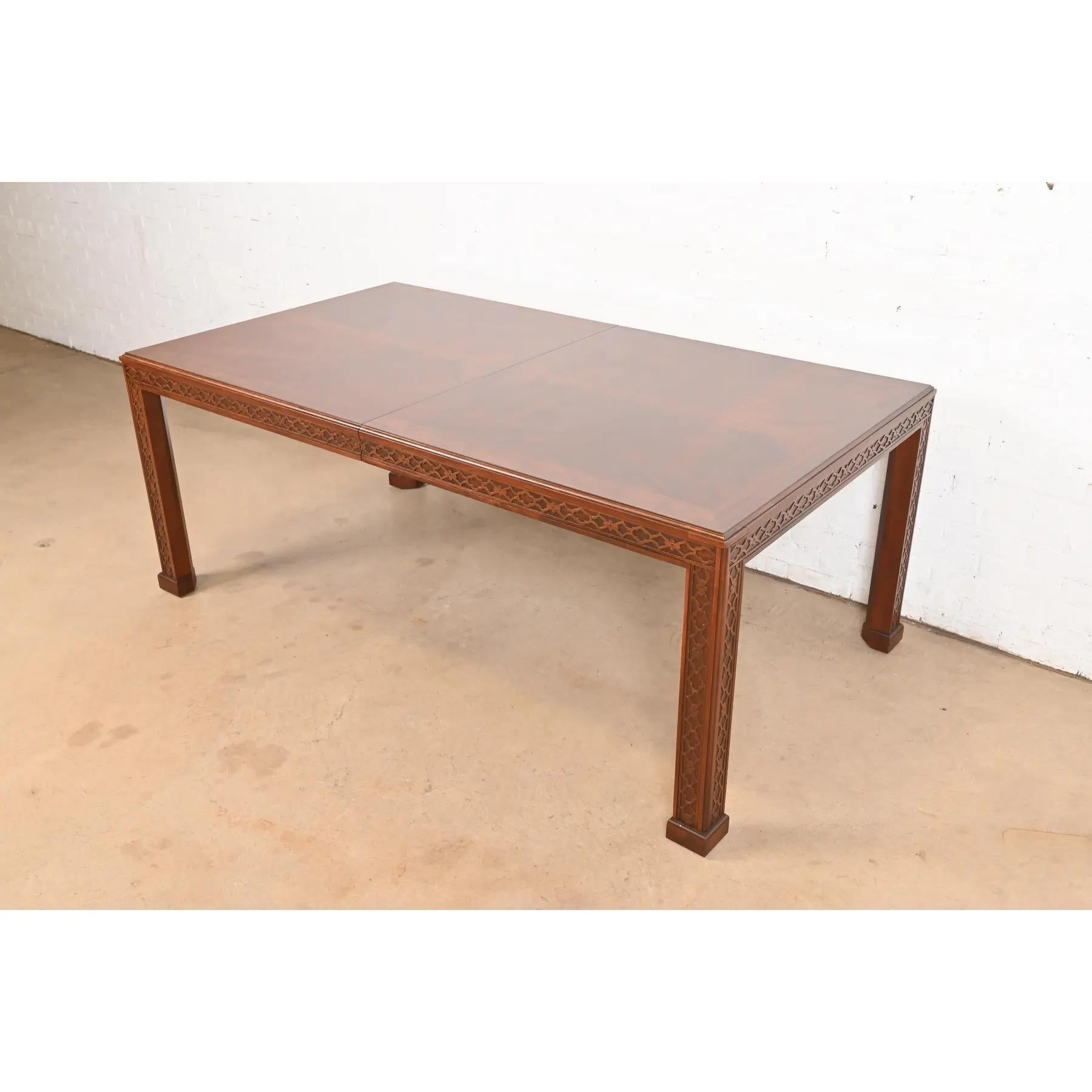 Henredon Table de salle à manger à rallonge en acajou sculpté de style géorgien, nouvellement repeinte en vente 2