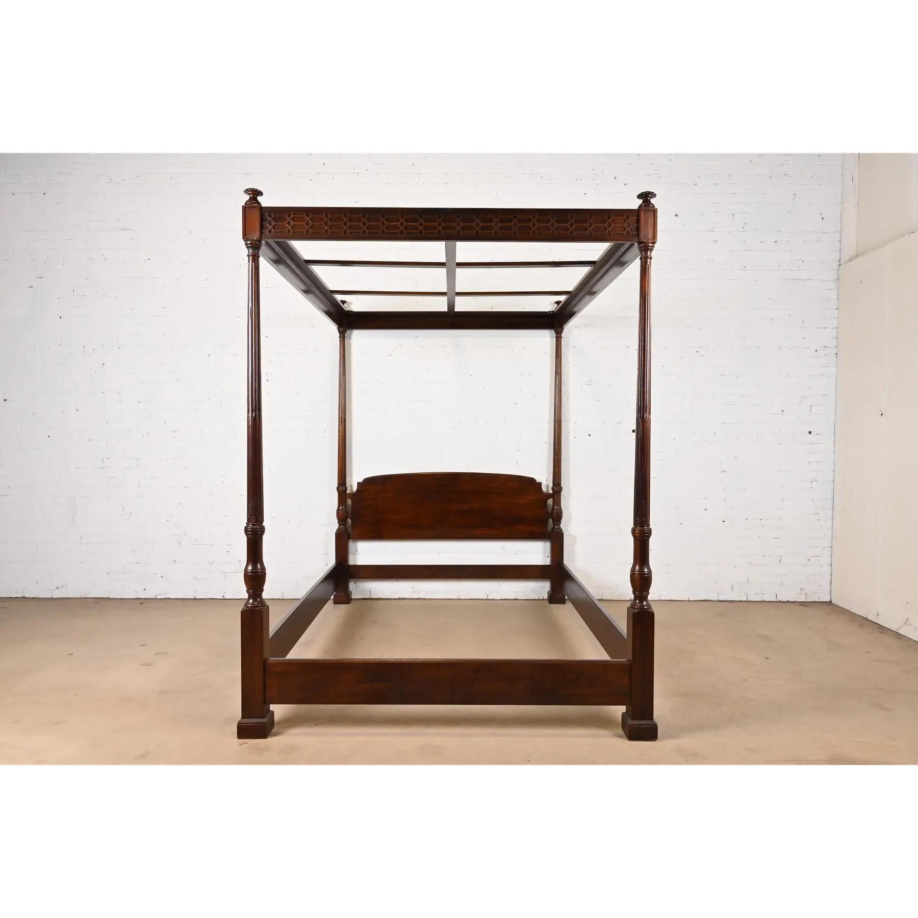 Preciosa cama con dosel tamaño queen de cuatro postes de estilo georgiano o Chippendale

Por Henredon

EE.UU., alrededor de 1980

Caoba tallada, con detalles de latón.

Medidas: 65,25