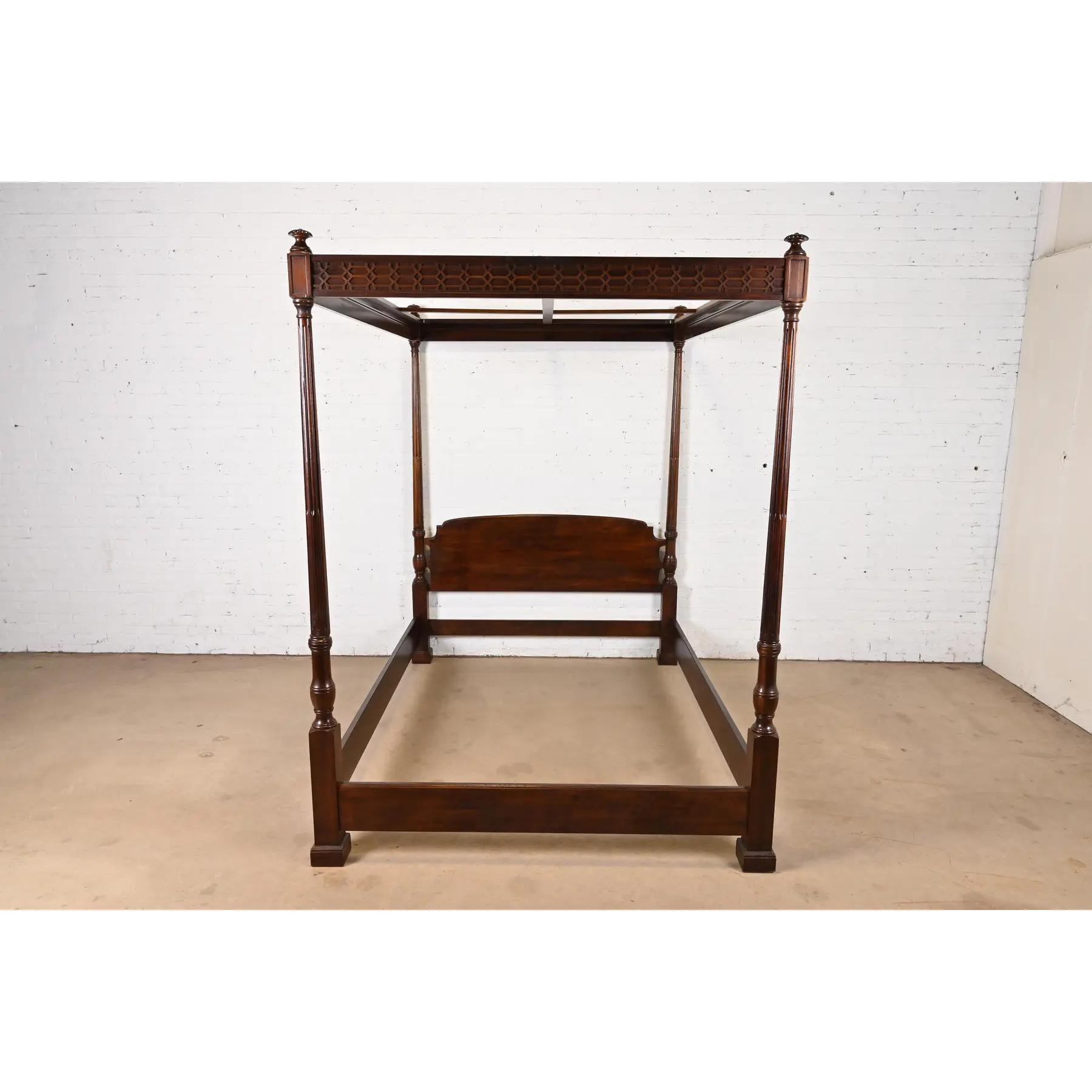 Cama con dosel Henredon Georgiana de caoba tallada de cuatro postes tamaño Queen Chippendale en venta