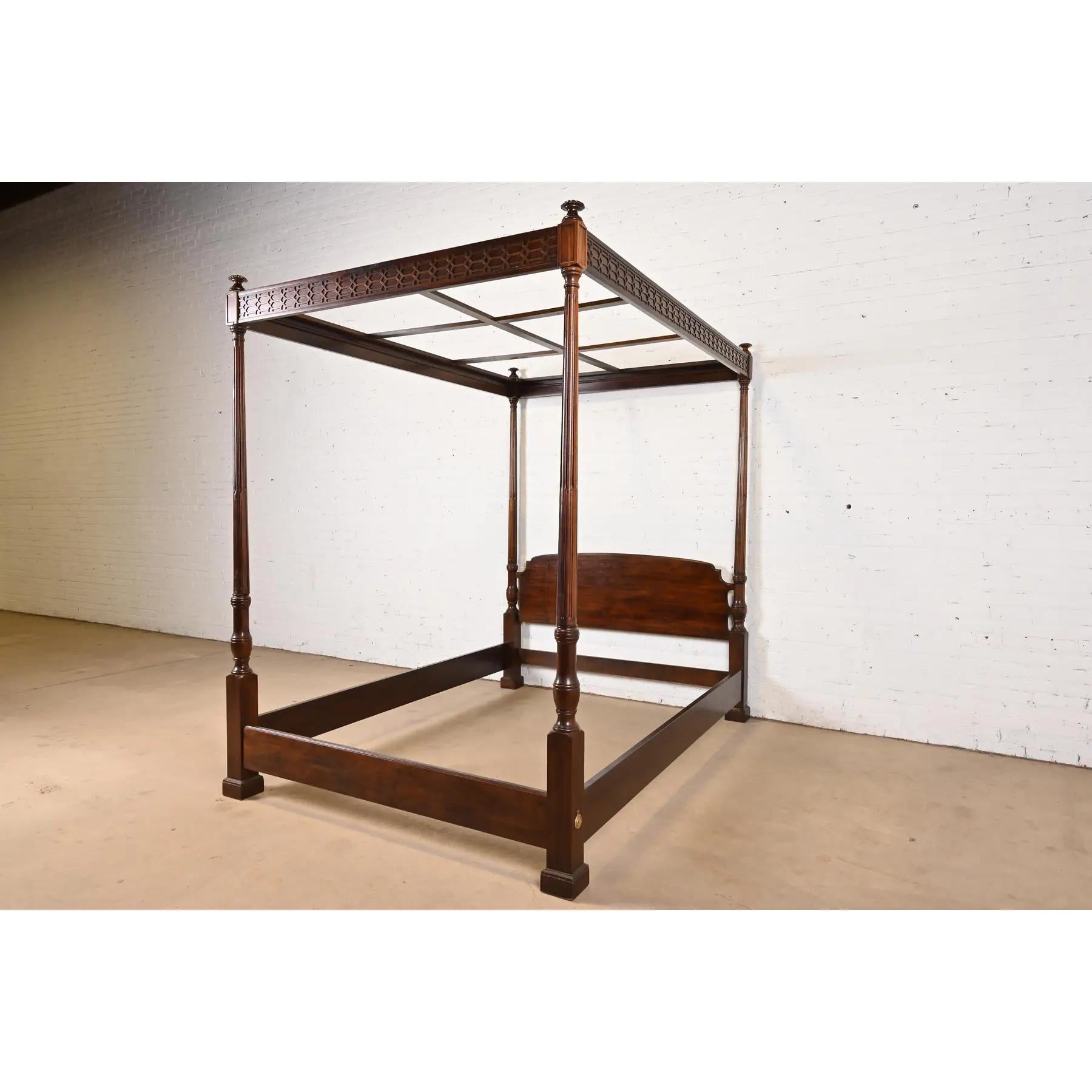 Cama con dosel Henredon Georgiana de caoba tallada de cuatro postes tamaño Queen Estadounidense en venta