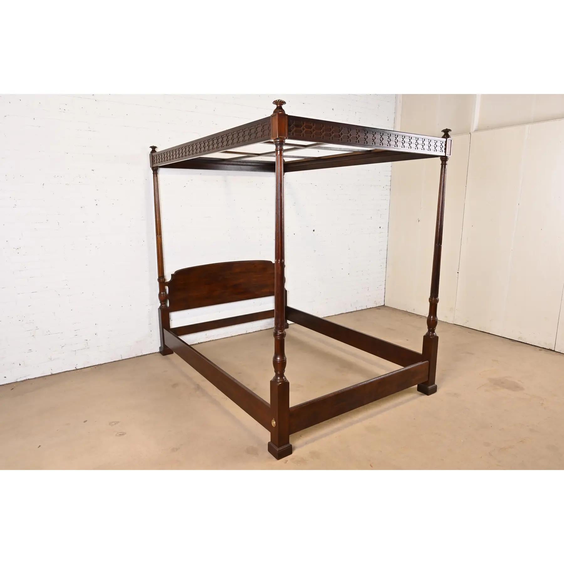Cama con dosel Henredon Georgiana de caoba tallada de cuatro postes tamaño Queen en Bueno estado para la venta en South Bend, IN