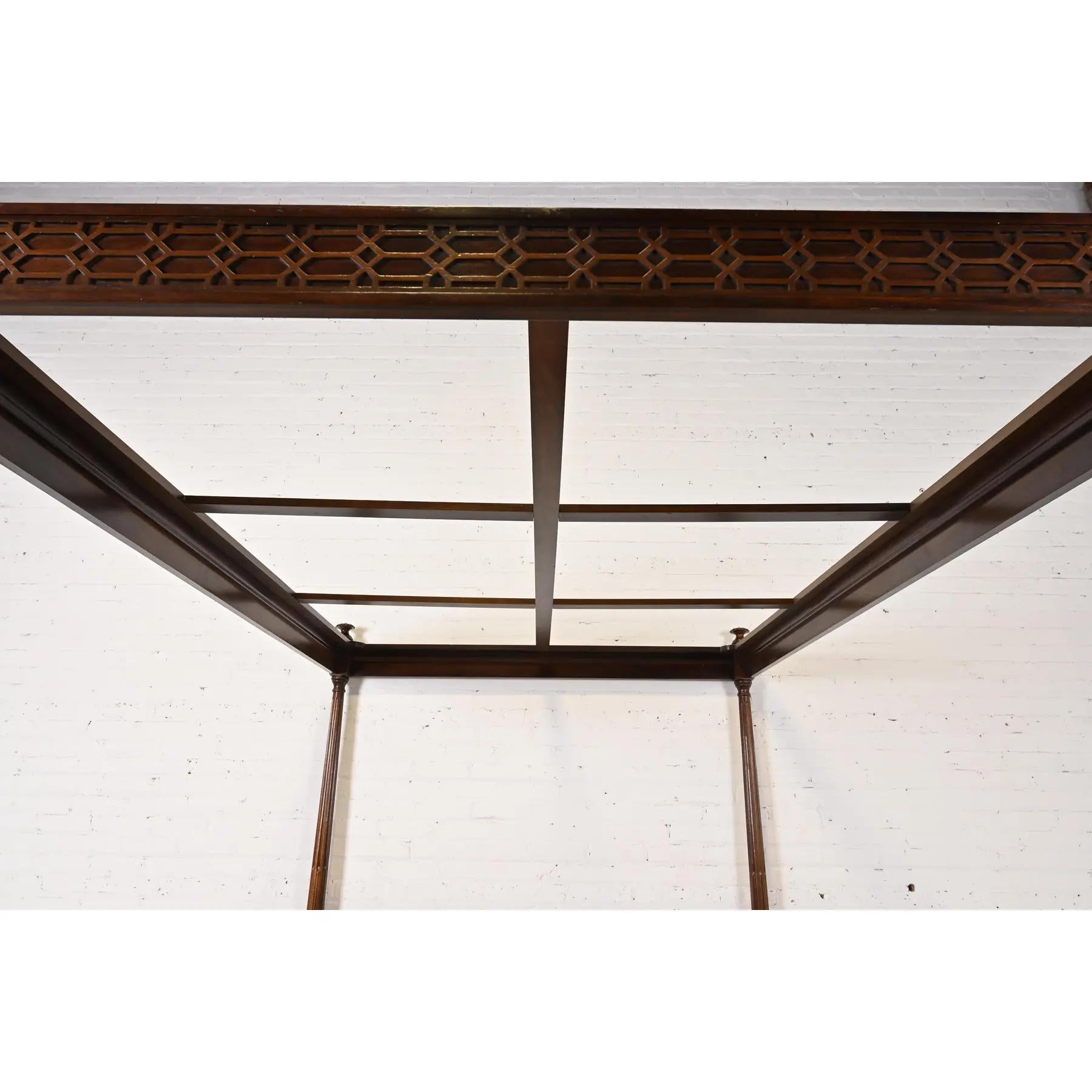 Cama con dosel Henredon Georgiana de caoba tallada de cuatro postes tamaño Queen finales del siglo XX en venta