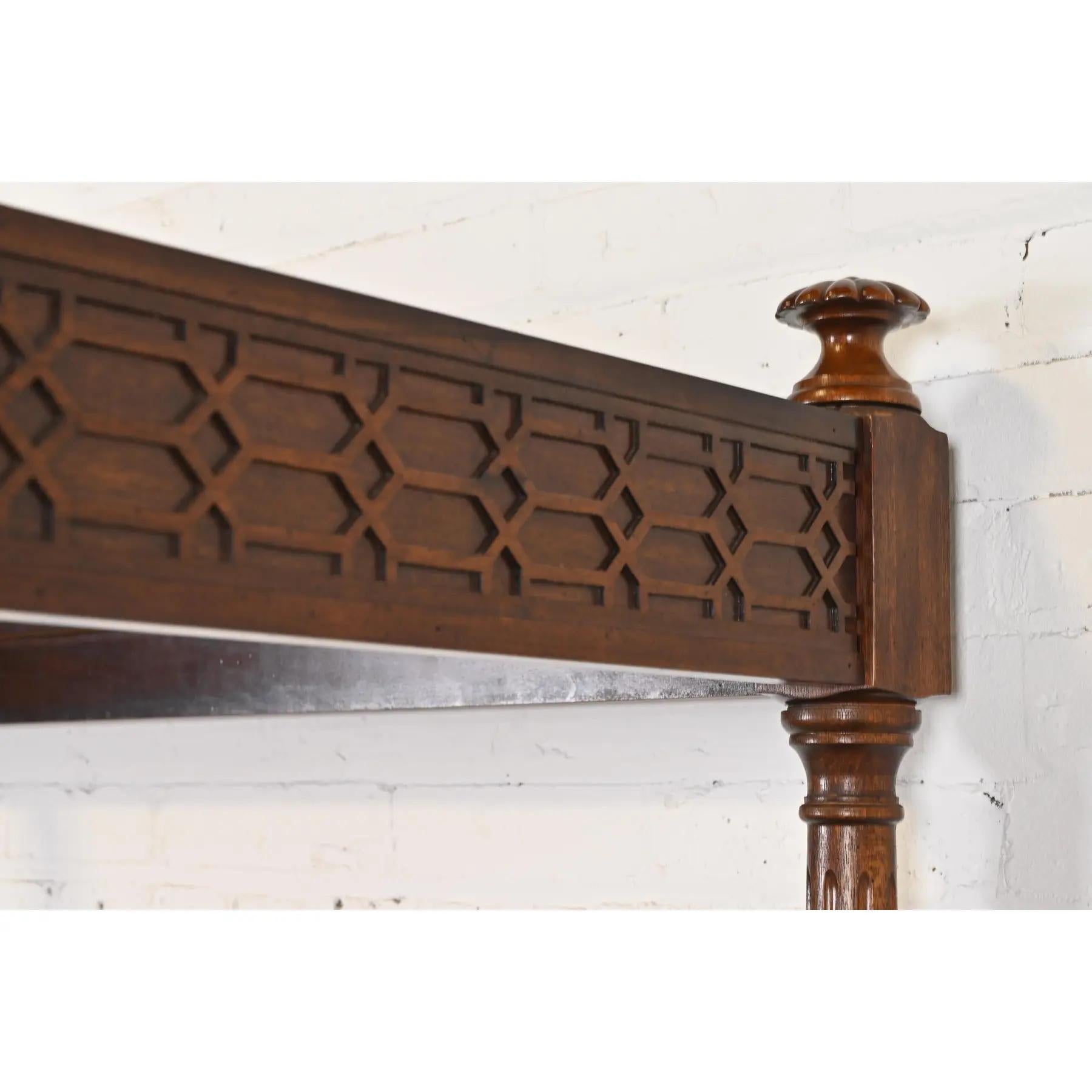Cama con dosel Henredon Georgiana de caoba tallada de cuatro postes tamaño Queen Latón en venta