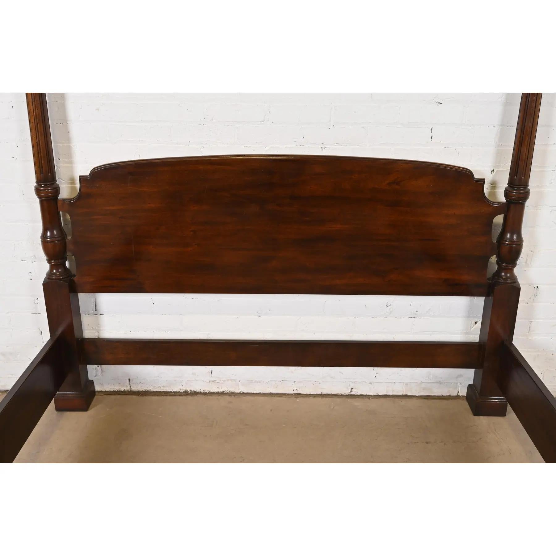 Cama con dosel Henredon Georgiana de caoba tallada de cuatro postes tamaño Queen en venta 1