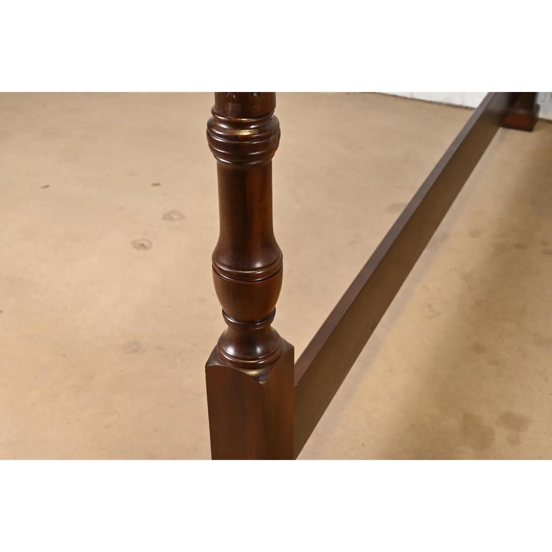Cama con dosel Henredon Georgiana de caoba tallada de cuatro postes tamaño Queen en venta 2