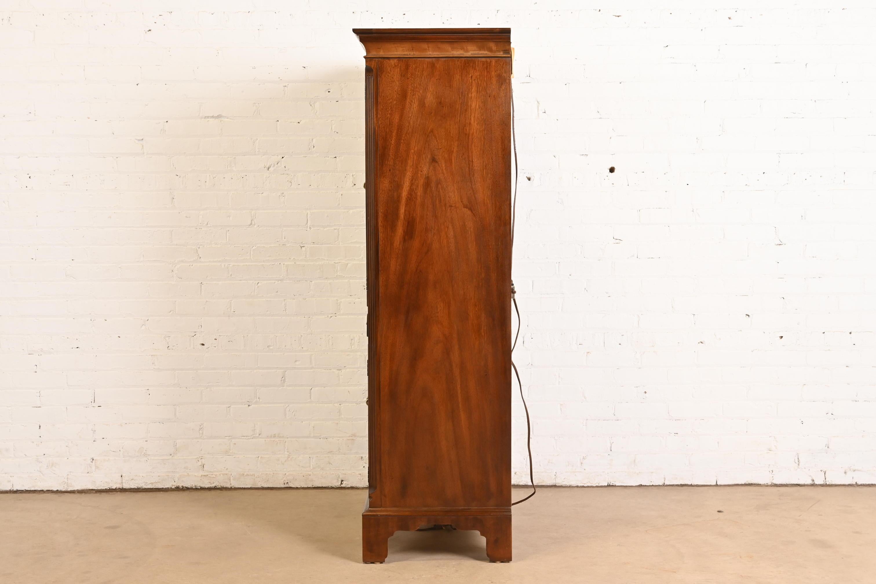 Henredon Georgian geschnitzt Mahagoni beleuchtet Bar Schrank im Angebot 7