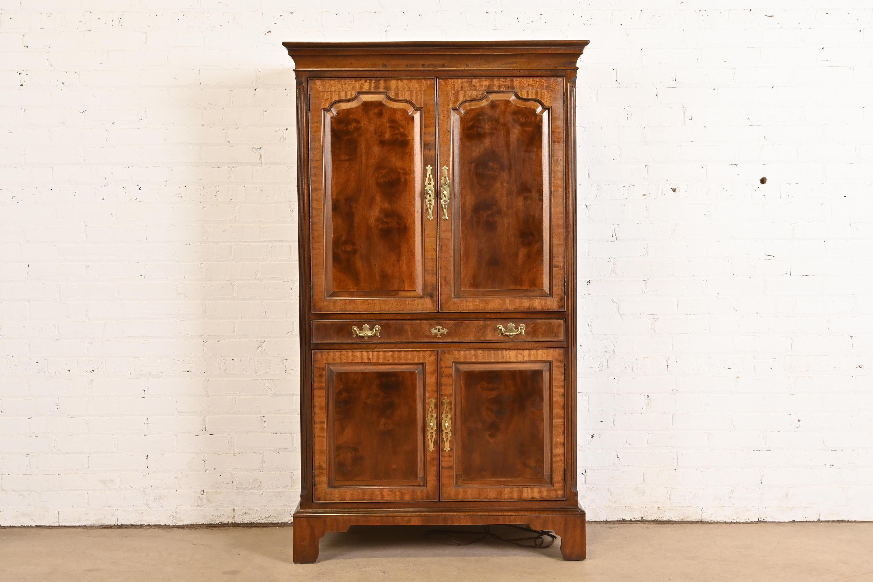 Ein prächtiger Barschrank im georgianischen oder Chippendale-Stil

Von Henredon, 