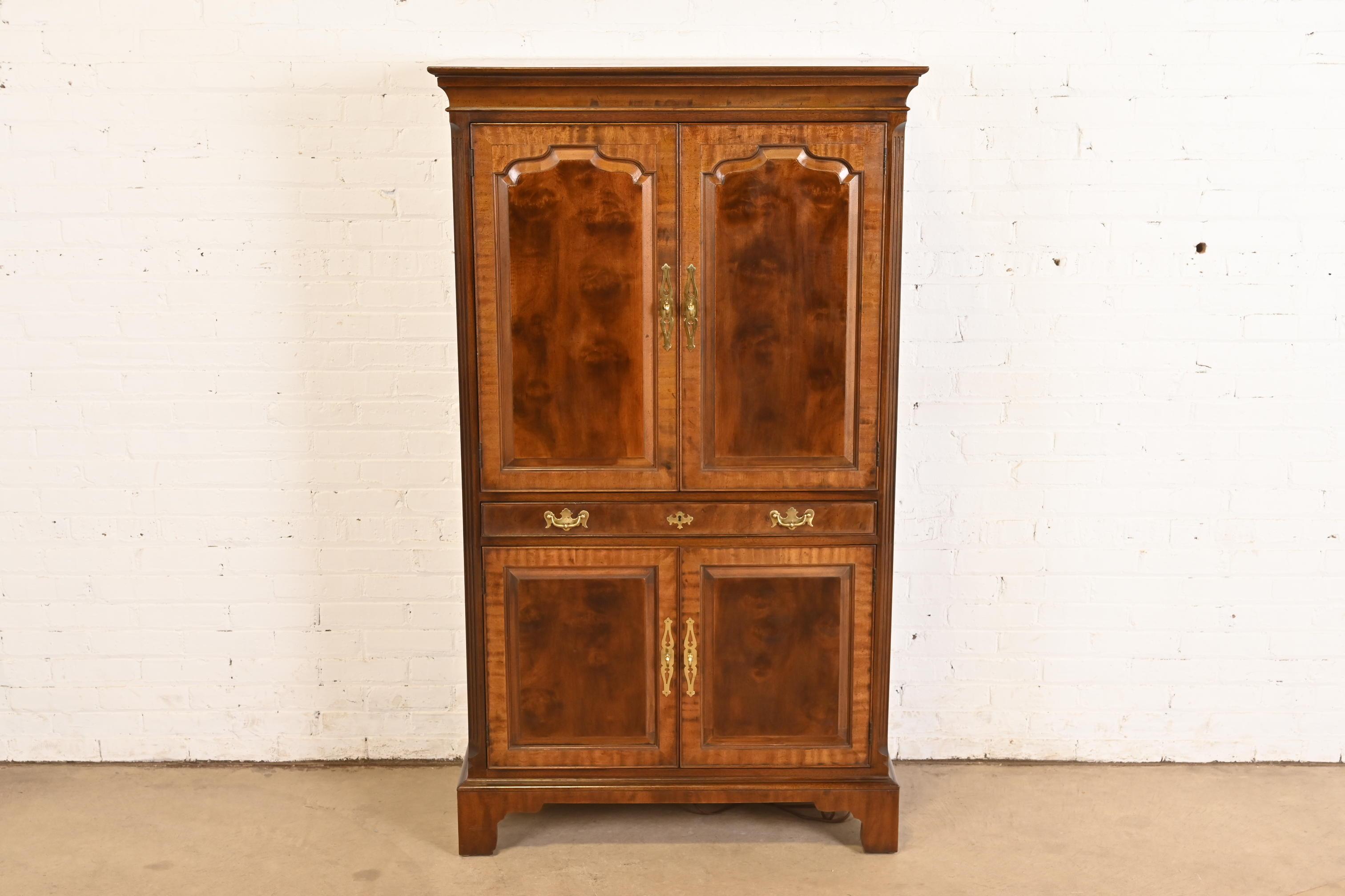 Henredon Georgian geschnitzt Mahagoni beleuchtet Bar Schrank (amerikanisch) im Angebot