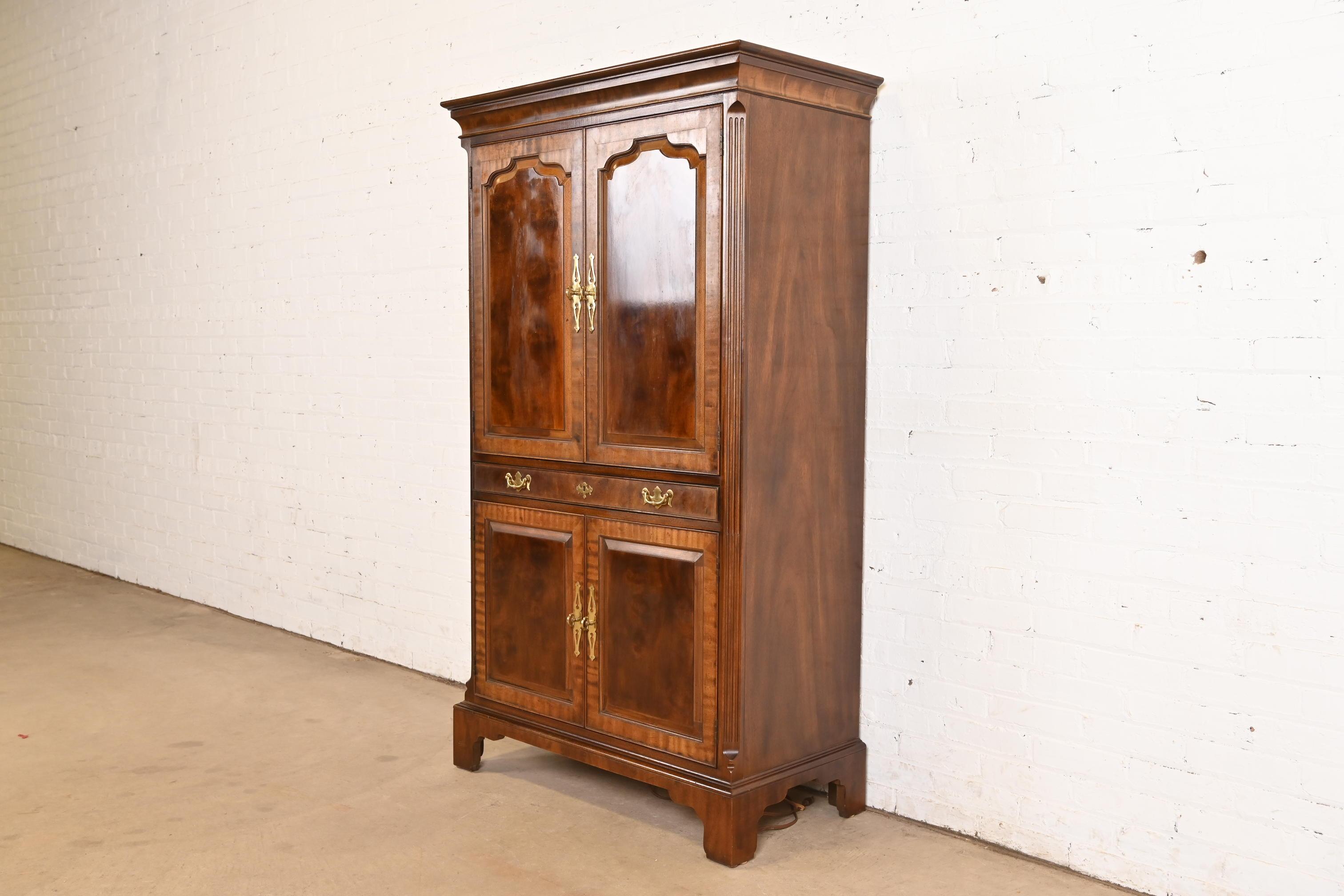 Henredon Georgian geschnitzt Mahagoni beleuchtet Bar Schrank im Zustand „Gut“ im Angebot in South Bend, IN