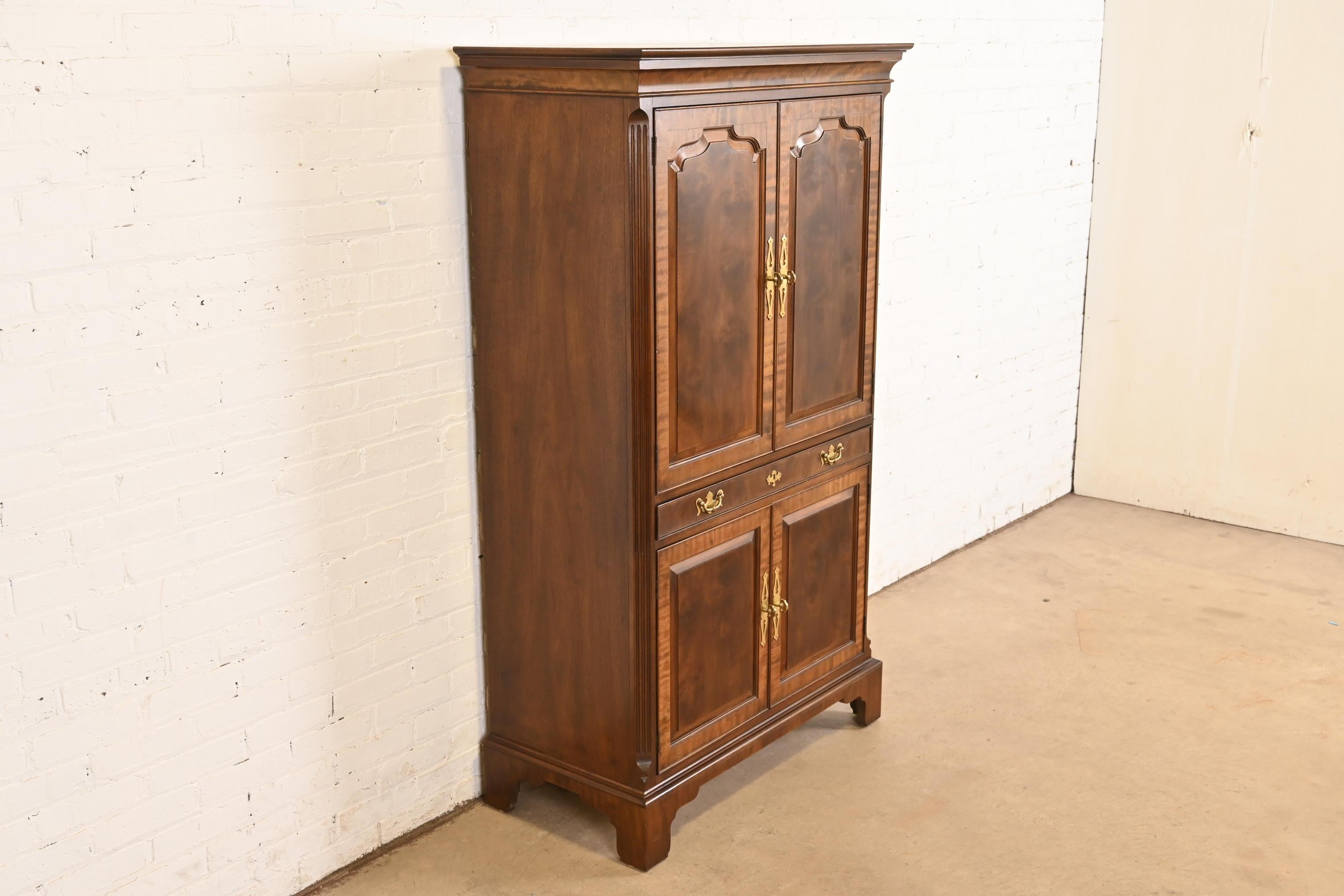 Henredon Georgian geschnitzt Mahagoni beleuchtet Bar Schrank (Ende des 20. Jahrhunderts) im Angebot