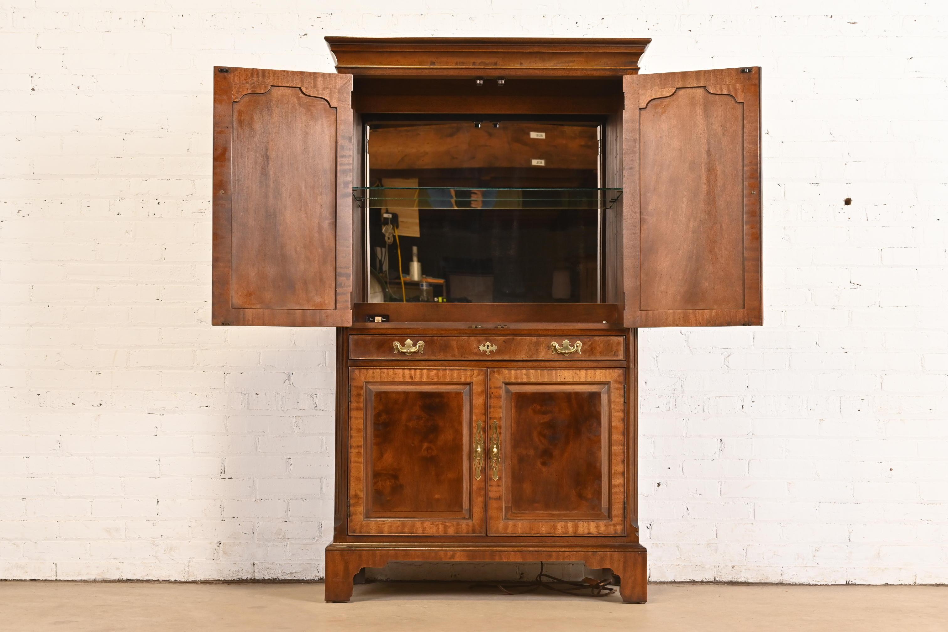 Henredon Georgian geschnitzt Mahagoni beleuchtet Bar Schrank (Messing) im Angebot
