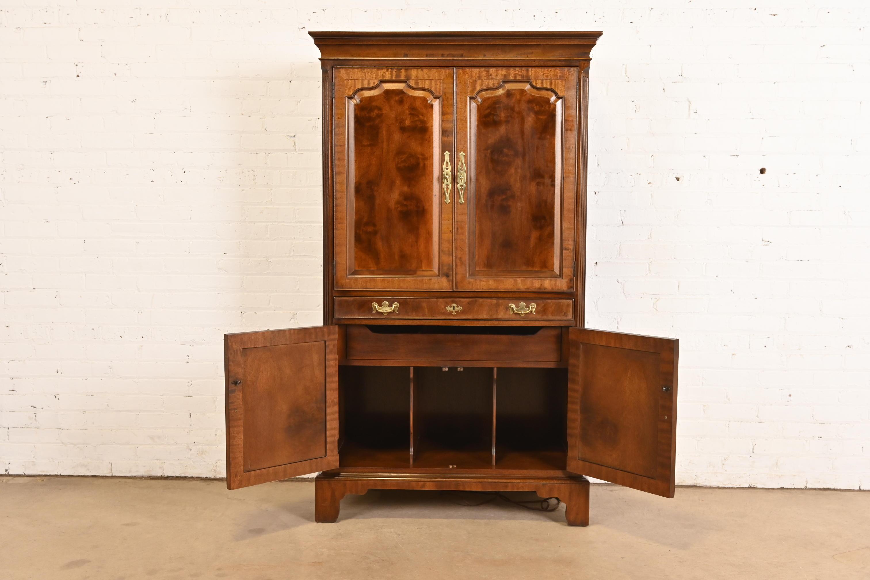 Henredon Georgian geschnitzt Mahagoni beleuchtet Bar Schrank im Angebot 1
