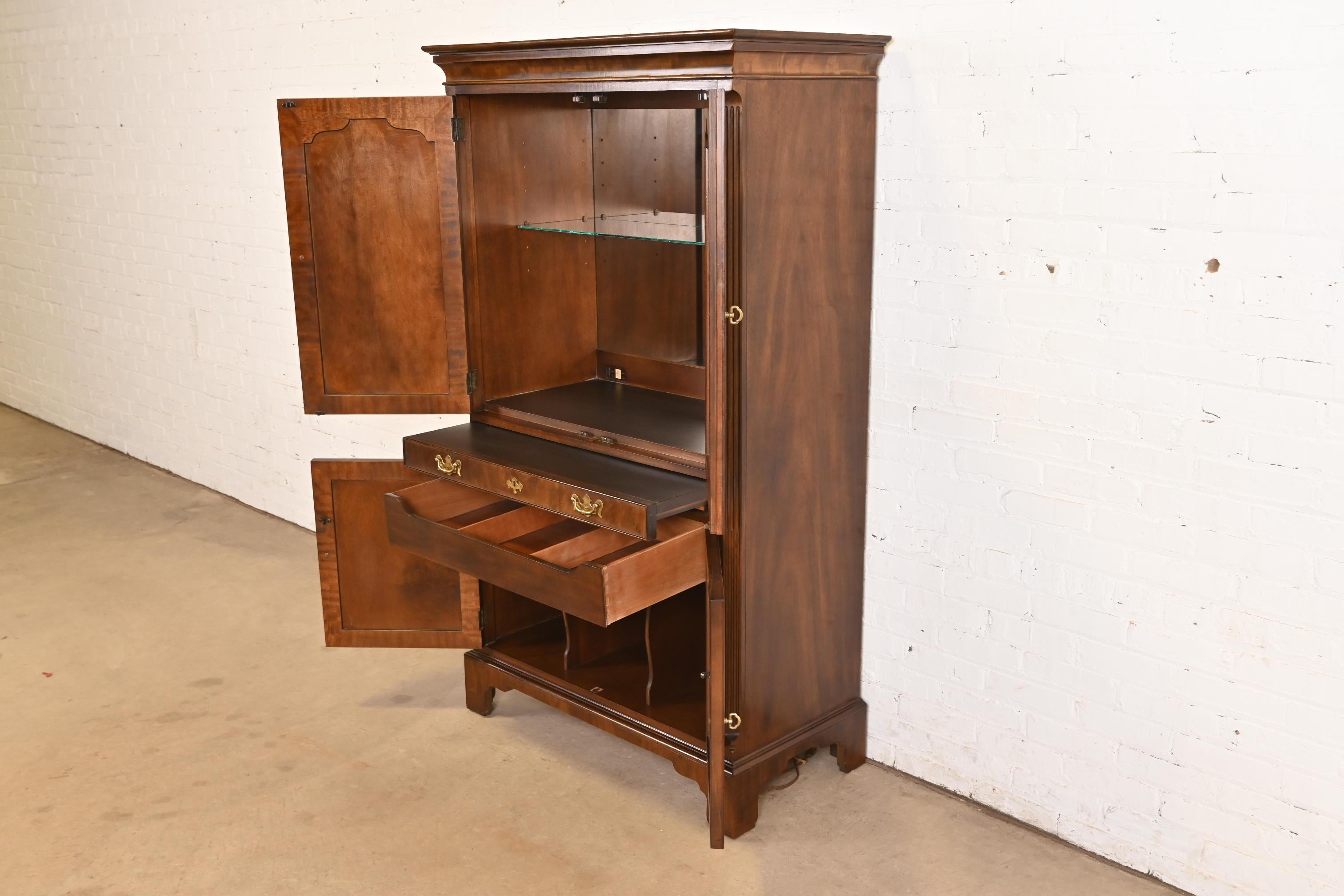 Henredon Georgian geschnitzt Mahagoni beleuchtet Bar Schrank im Angebot 2