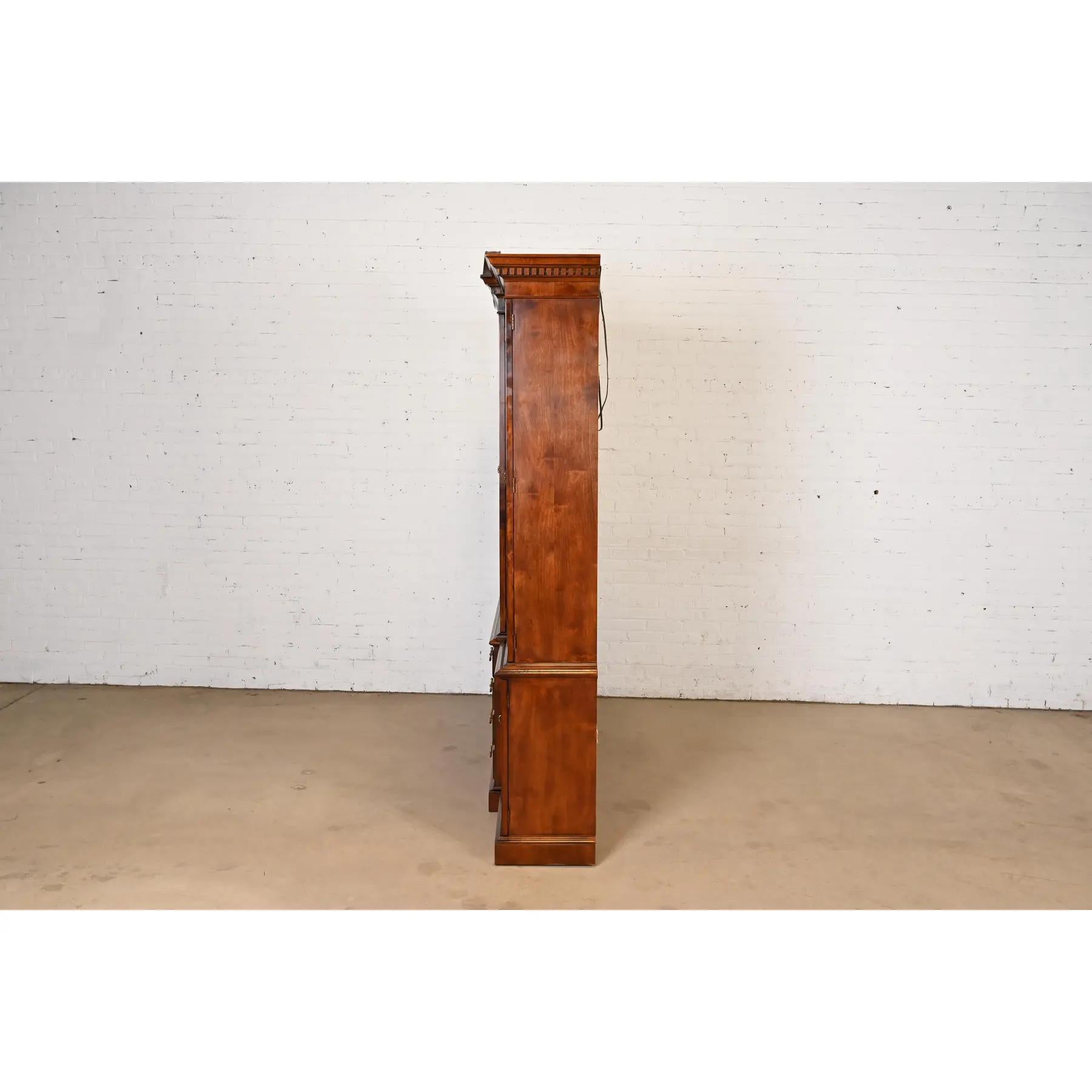 Henredon Georgian Mahogany Carved Lighted Breakfront Bookcase Cabinet en vente 4