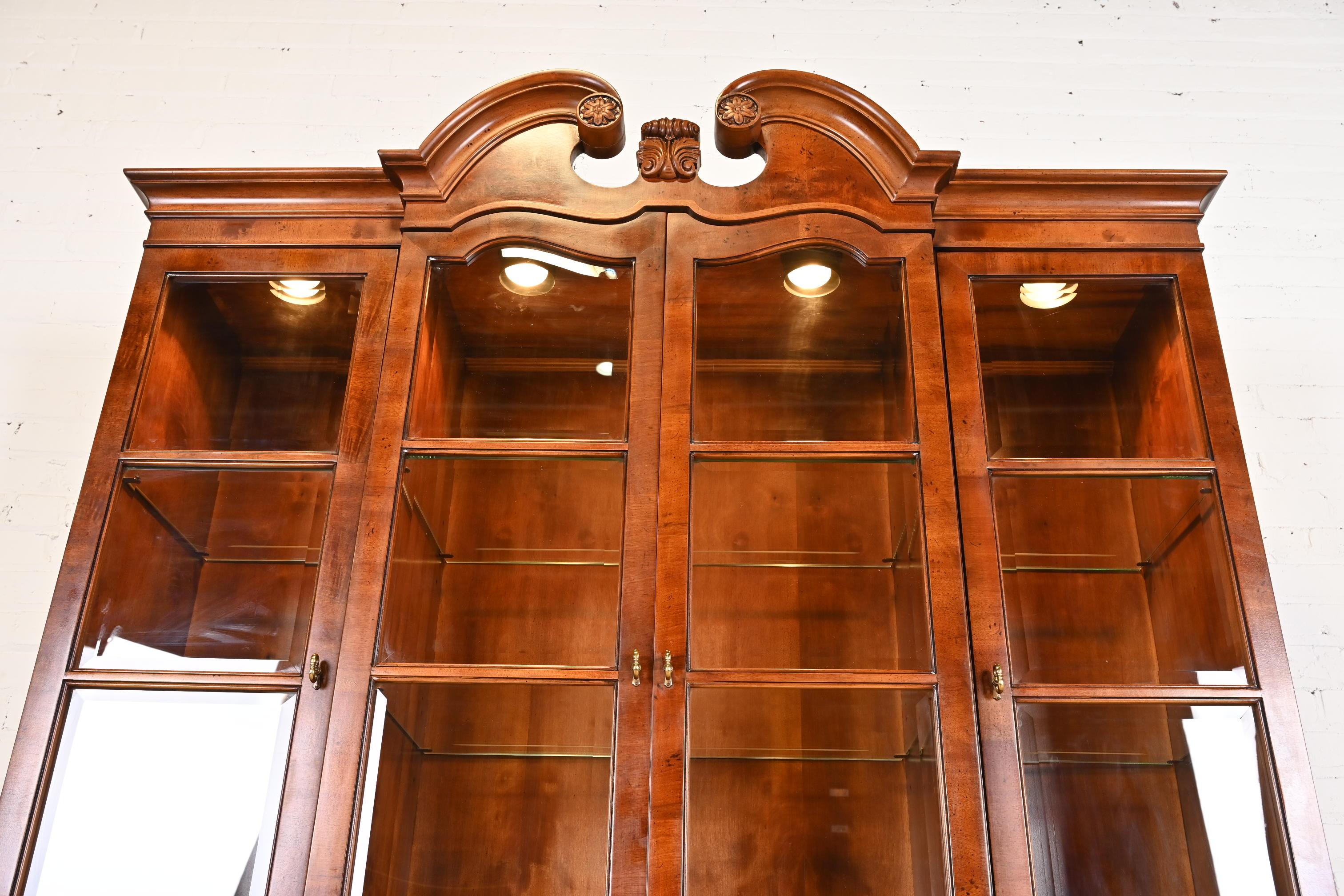 Henredon Georgian Mahogany Carved Lighted Breakfront Bookcase Cabinet en vente 5