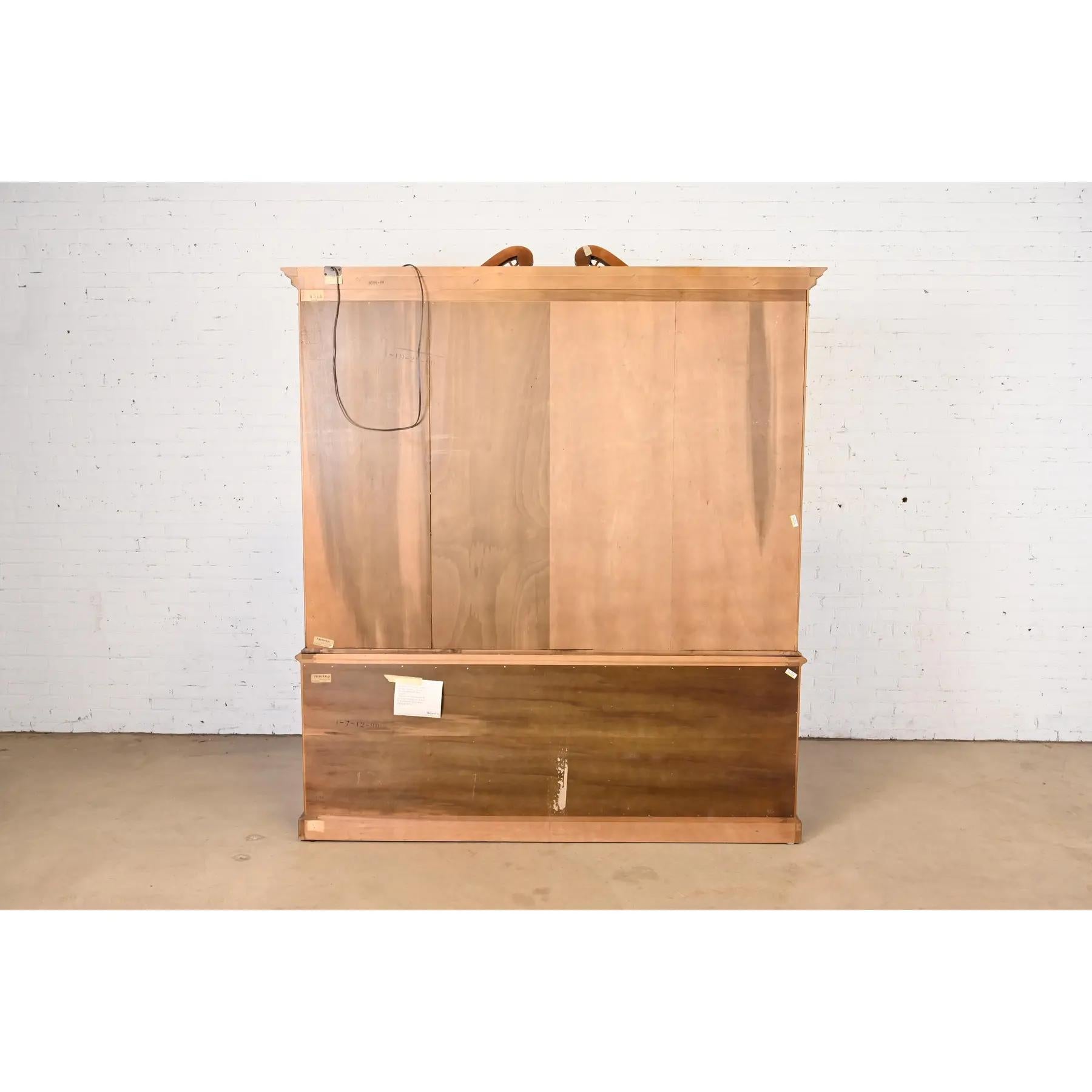 Henredon Georgian Mahogany Carved Lighted Breakfront Bookcase Cabinet en vente 5
