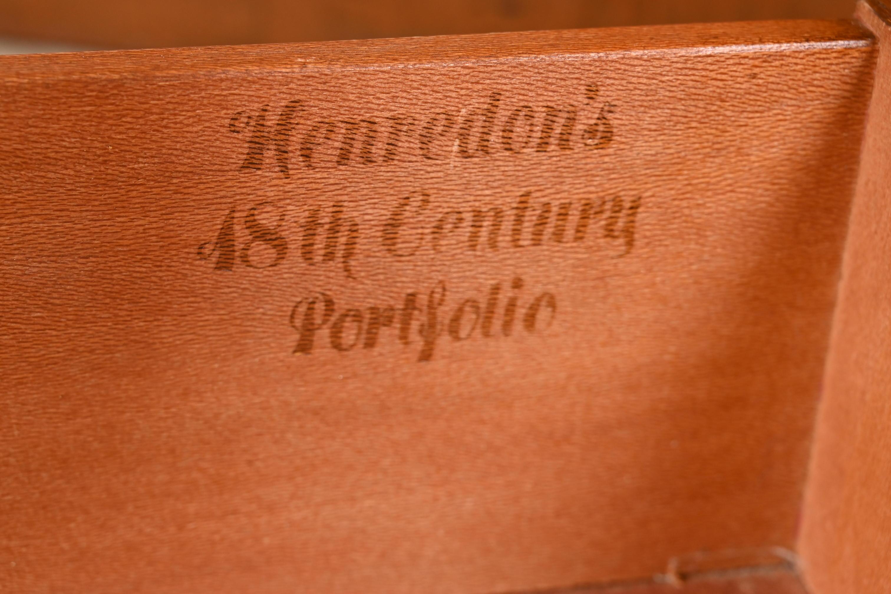 Henredon Georgian Mahogany Carved Lighted Breakfront Bookcase Cabinet en vente 6