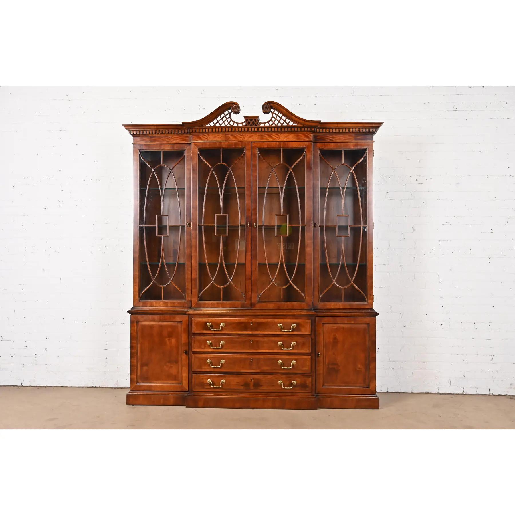 Magnifique bibliothèque ou meuble à manger de style Georgien ou Chippendale, avec éclairage.

Par Henredon, Collection 