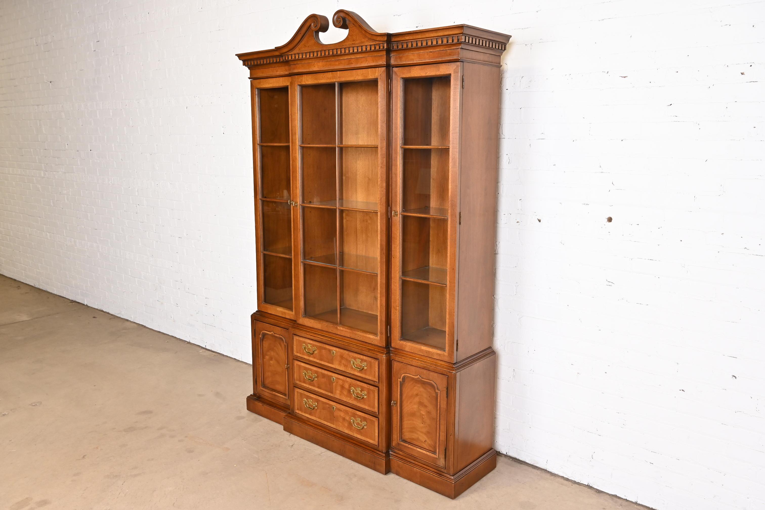 Georgien Henredon Georgian Mahogany Carved Lighted Breakfront Bookcase Cabinet en vente