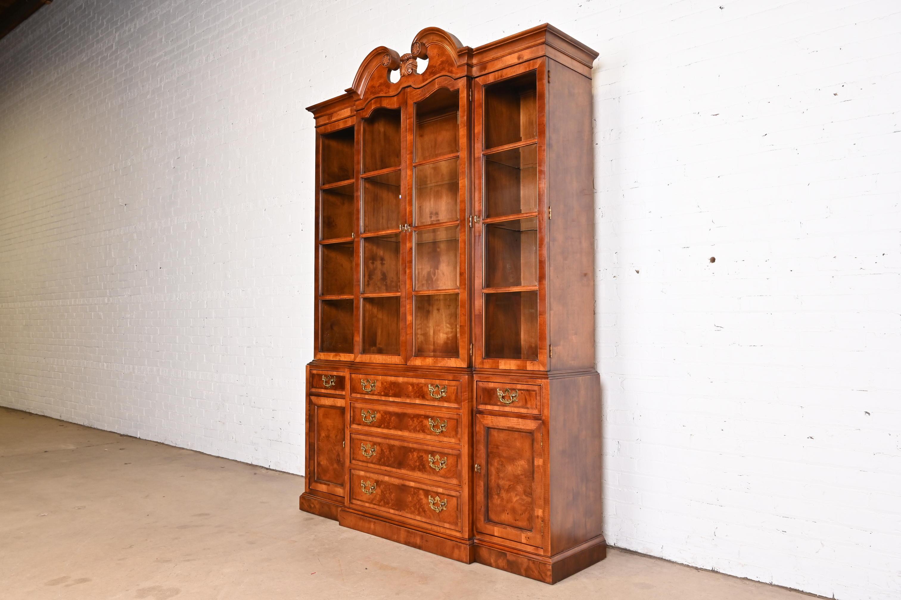 Georgien Henredon Georgian Mahogany Carved Lighted Breakfront Bookcase Cabinet en vente