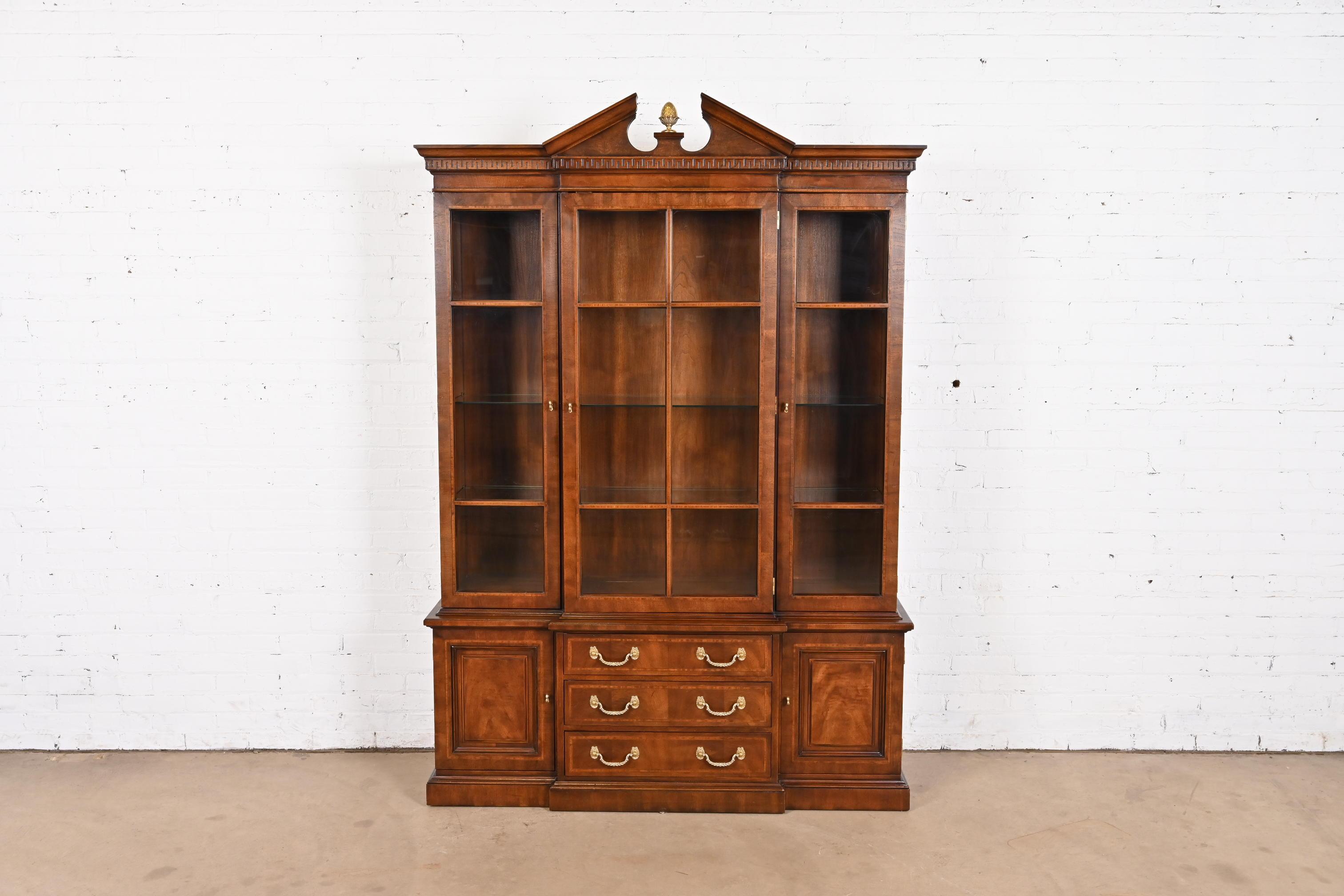 Henredon, georgianischer geschnitzter Mahagoni-Bücherregalschrank mit beleuchteter Rückwand (Georgian) im Angebot