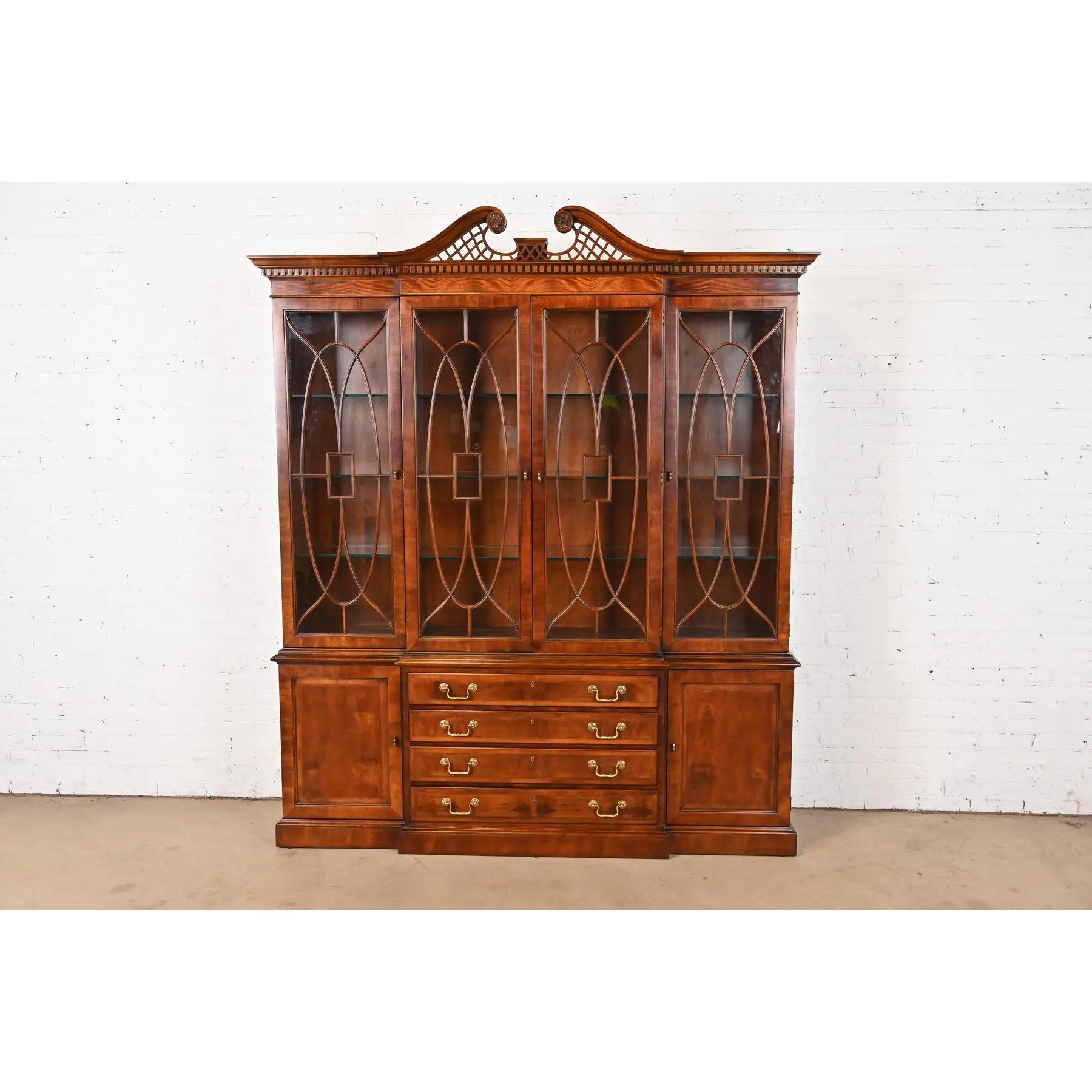 Georgien Henredon Georgian Mahogany Carved Lighted Breakfront Bookcase Cabinet en vente