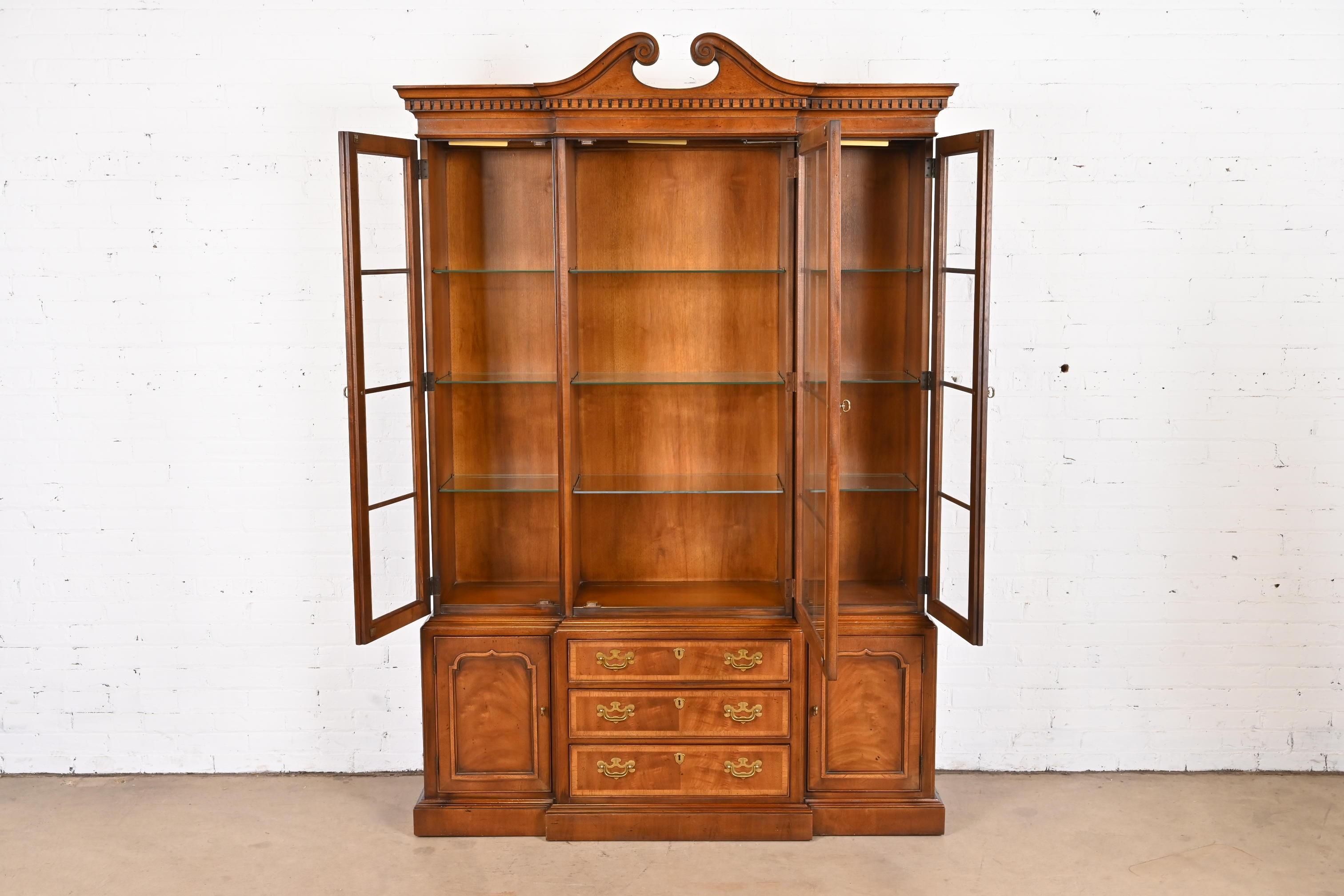 Henredon Georgian Carved Mahogany Lighted Breakfront Bookcase Cabinet In Good Condition For Sale In South Bend, IN