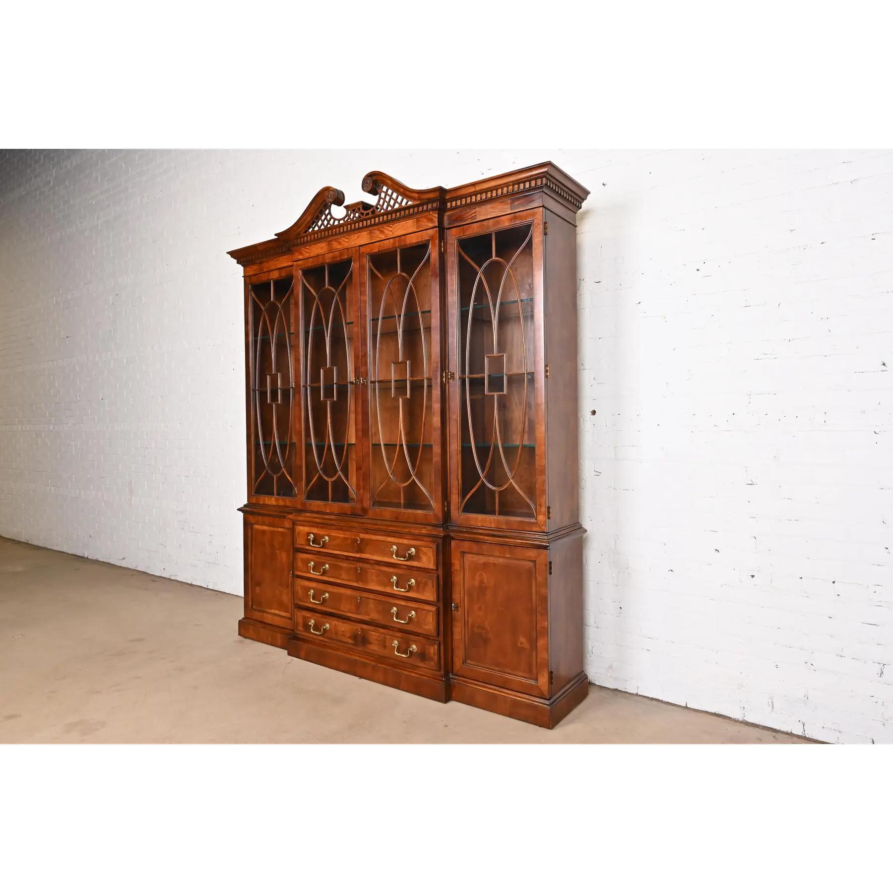 Américain Henredon Georgian Mahogany Carved Lighted Breakfront Bookcase Cabinet en vente