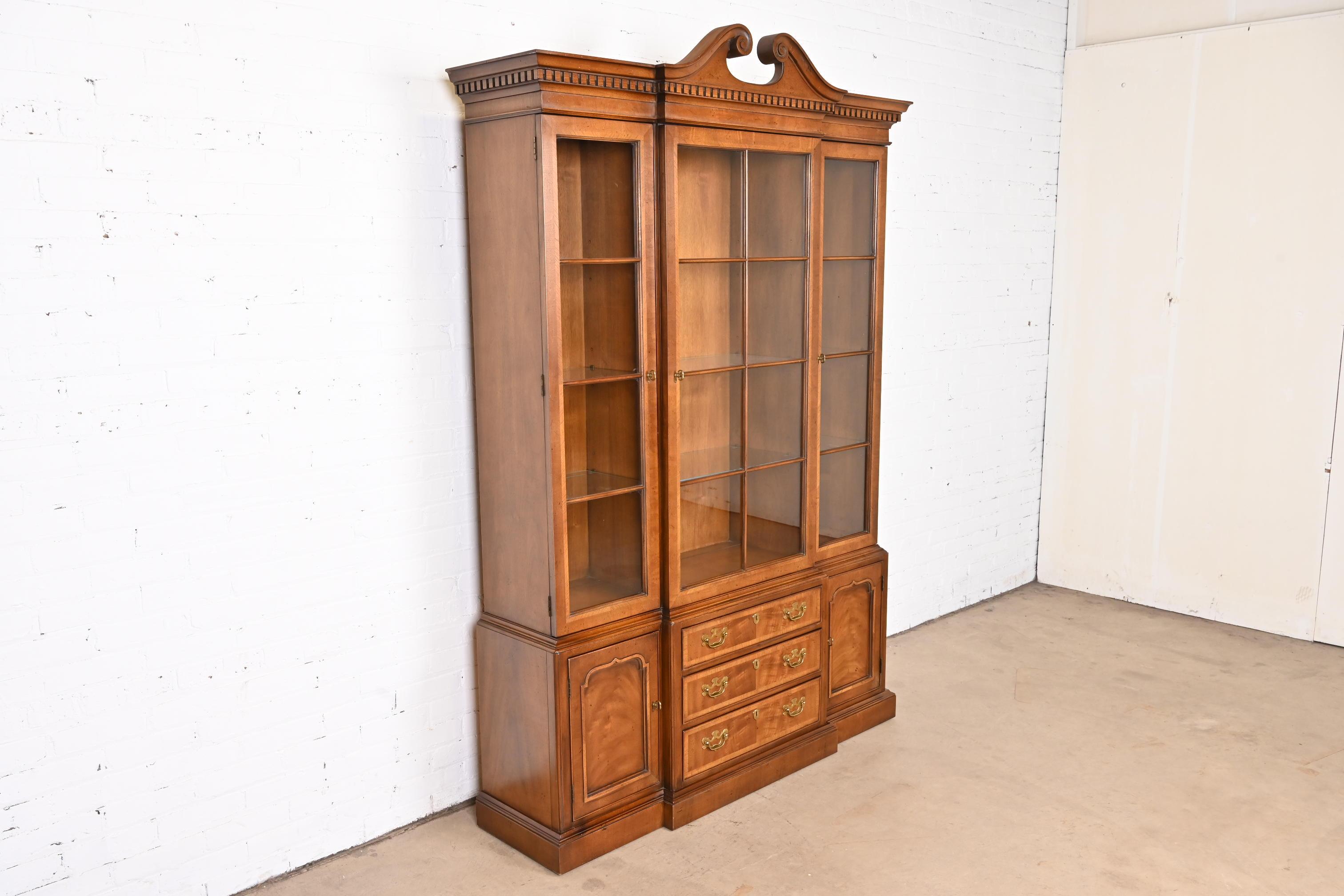 Henredon Georgian Carved Mahogany Lighted Breakfront Bookcase Cabinet In Good Condition For Sale In South Bend, IN