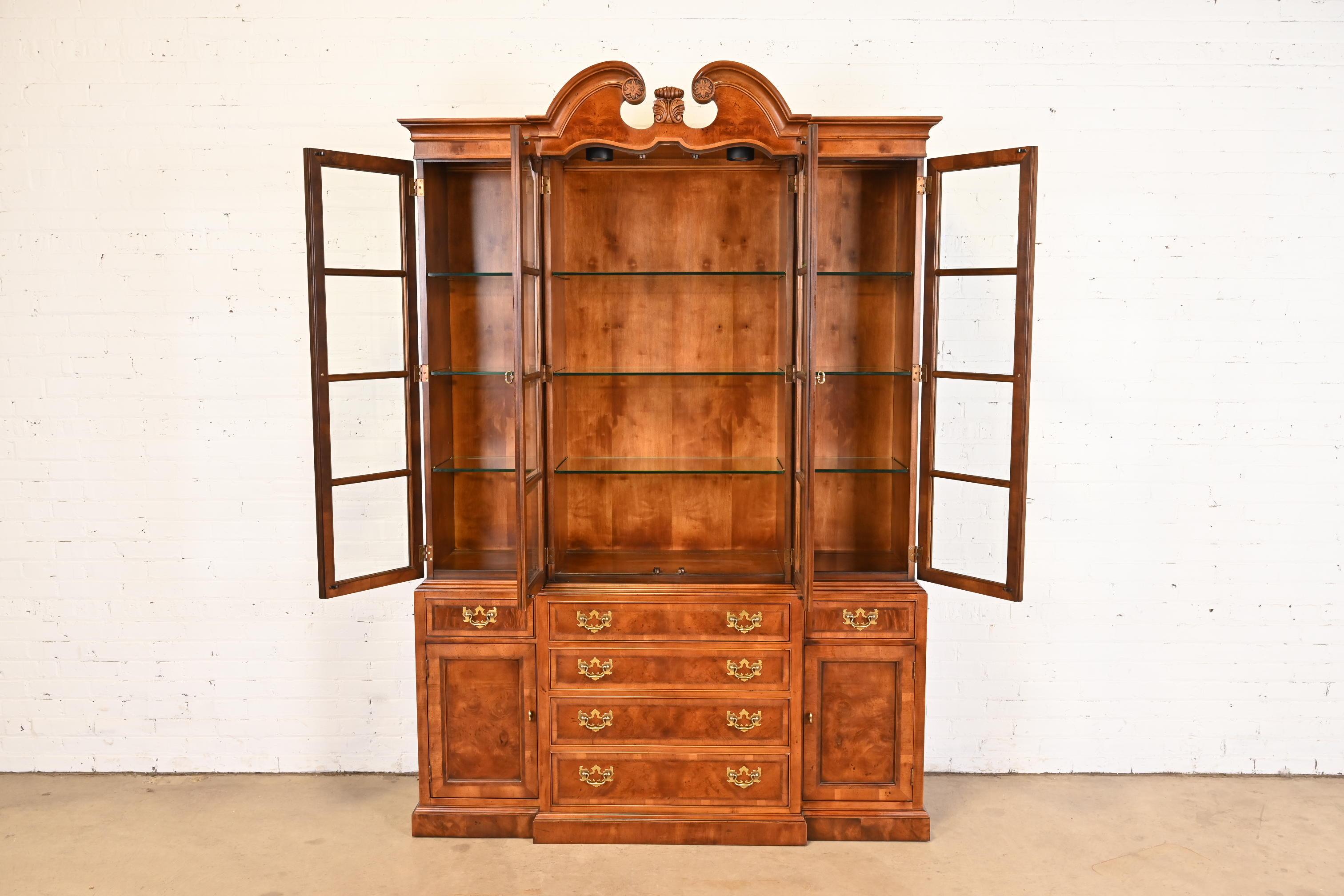 Henredon Georgian Carved Mahogany Lighted Breakfront Bookcase Cabinet In Good Condition For Sale In South Bend, IN