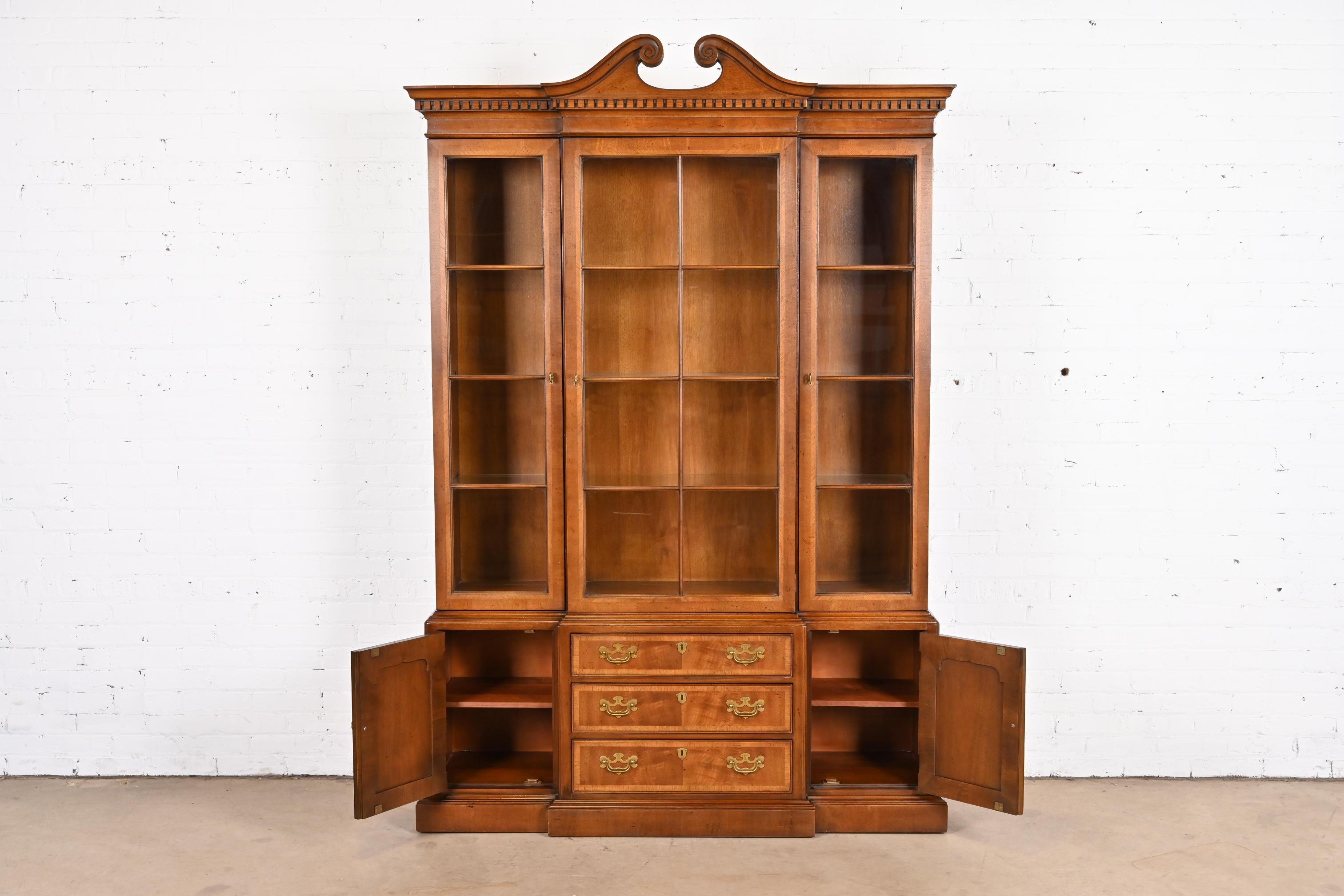 Late 20th Century Henredon Georgian Carved Mahogany Lighted Breakfront Bookcase Cabinet For Sale