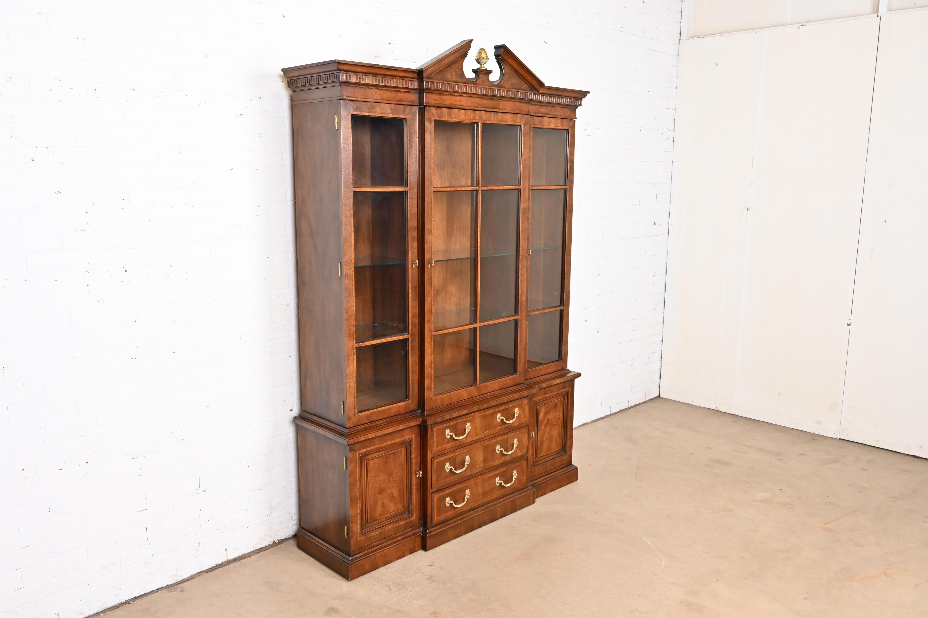 Henredon, georgianischer geschnitzter Mahagoni-Bücherregalschrank mit beleuchteter Rückwand im Zustand „Gut“ im Angebot in South Bend, IN