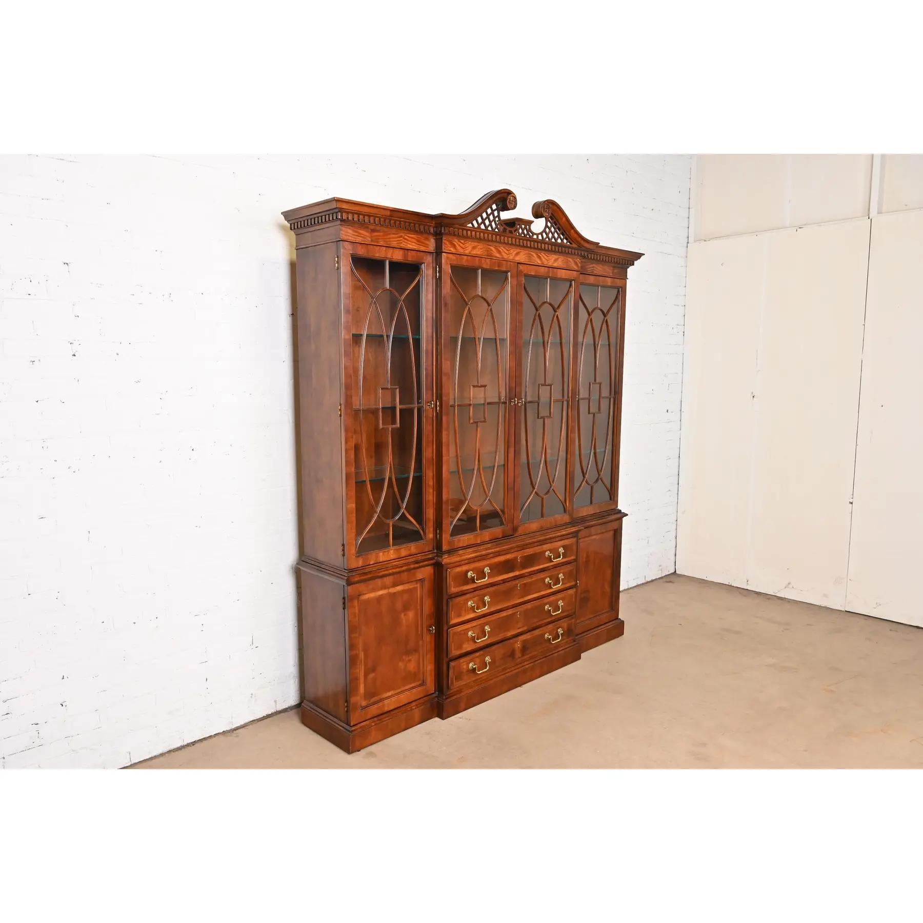 Henredon Georgian Mahogany Carved Lighted Breakfront Bookcase Cabinet Bon état - En vente à South Bend, IN
