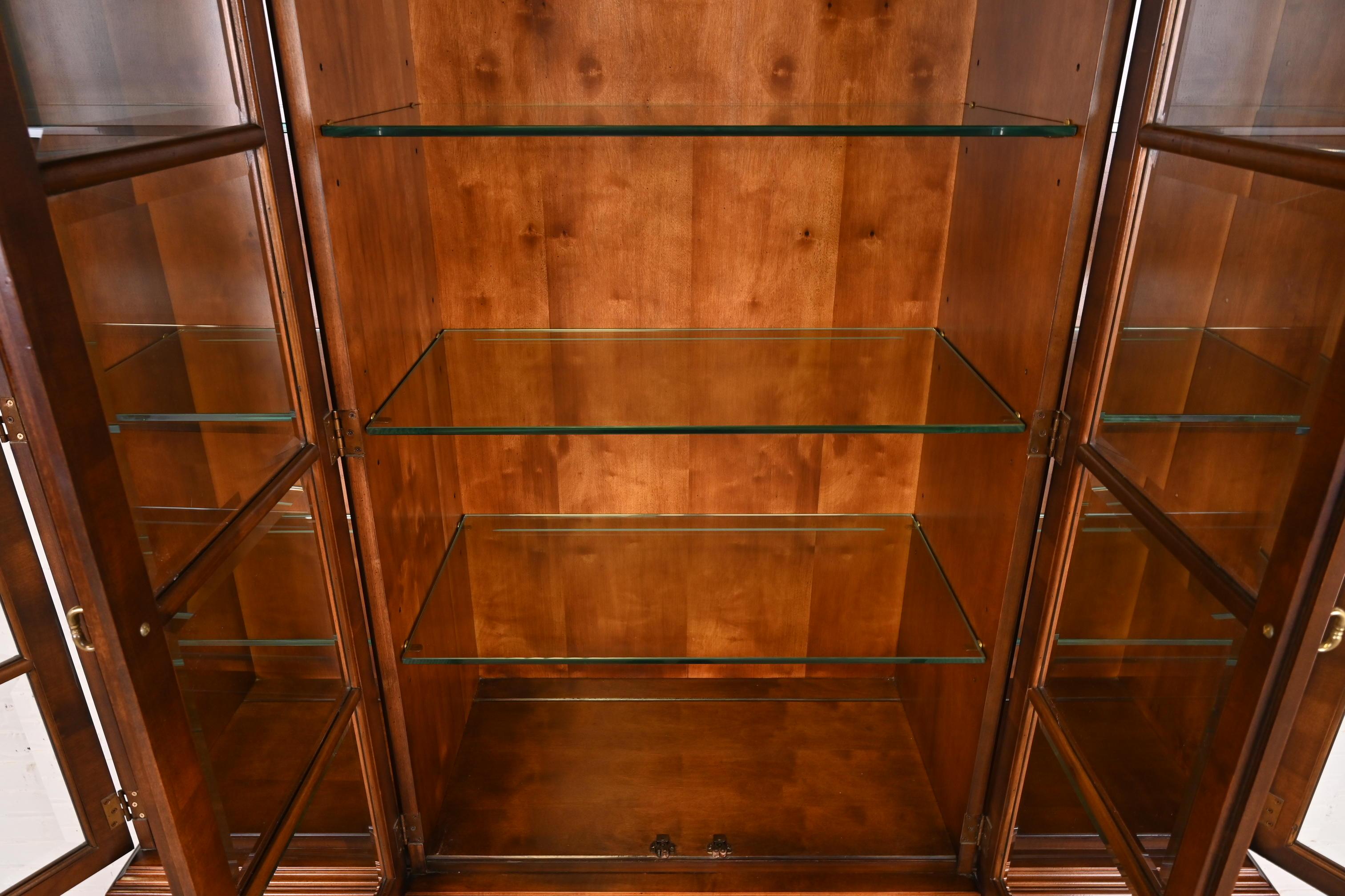 20ième siècle Henredon Georgian Mahogany Carved Lighted Breakfront Bookcase Cabinet en vente