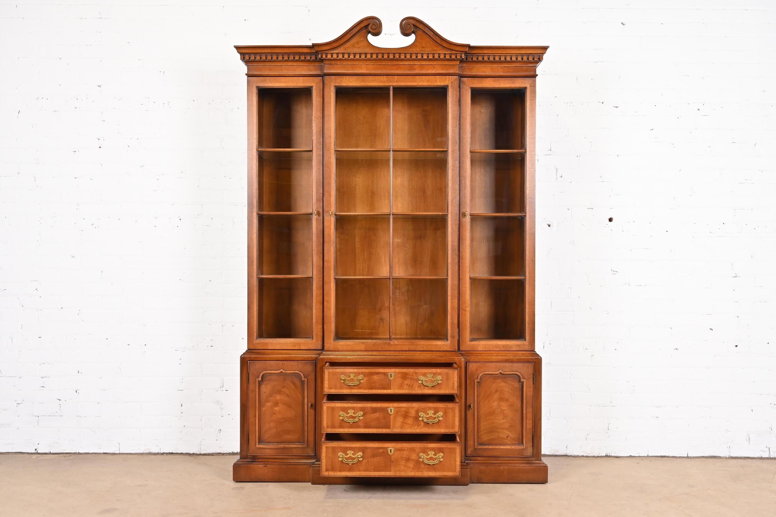 Brass Henredon Georgian Carved Mahogany Lighted Breakfront Bookcase Cabinet For Sale