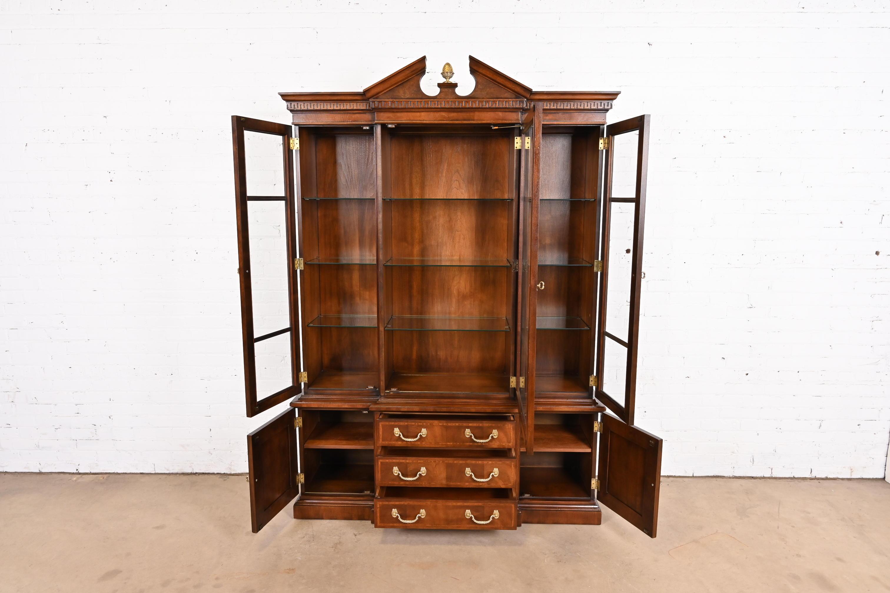 Henredon, georgianischer geschnitzter Mahagoni-Bücherregalschrank mit beleuchteter Rückwand (Ende des 20. Jahrhunderts) im Angebot