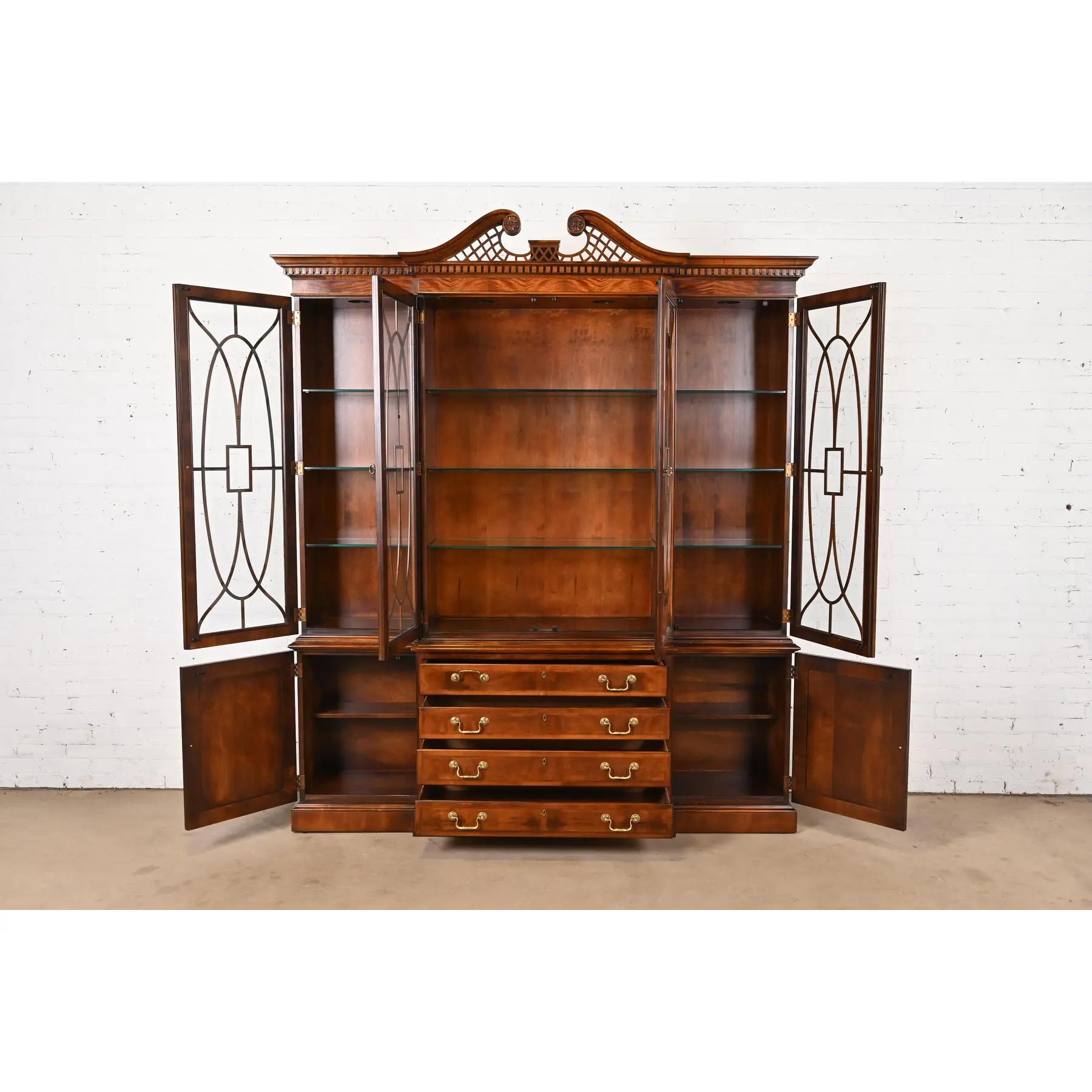 Fin du 20e siècle Henredon Georgian Mahogany Carved Lighted Breakfront Bookcase Cabinet en vente