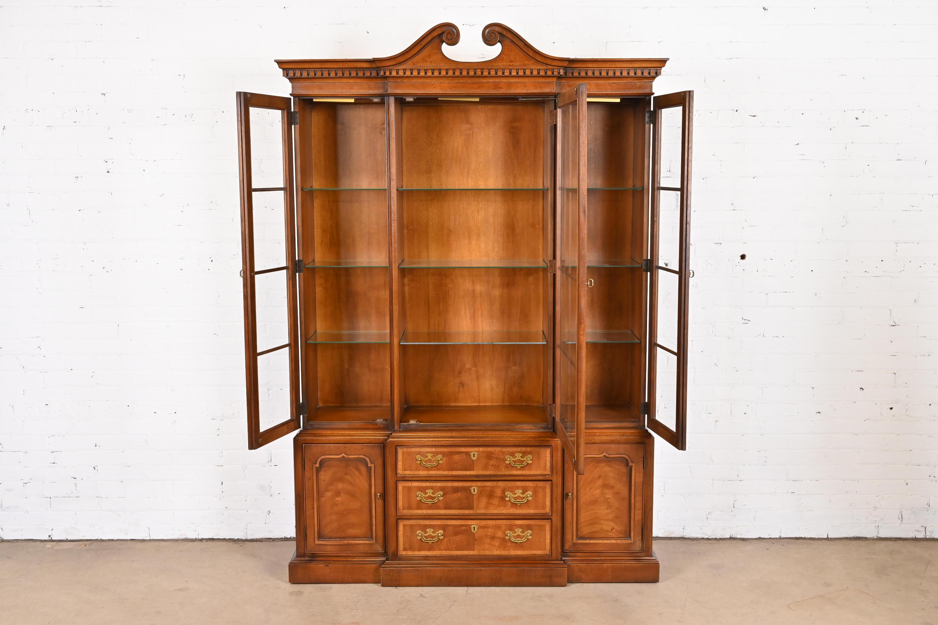 Laiton Henredon Georgian Mahogany Carved Lighted Breakfront Bookcase Cabinet en vente