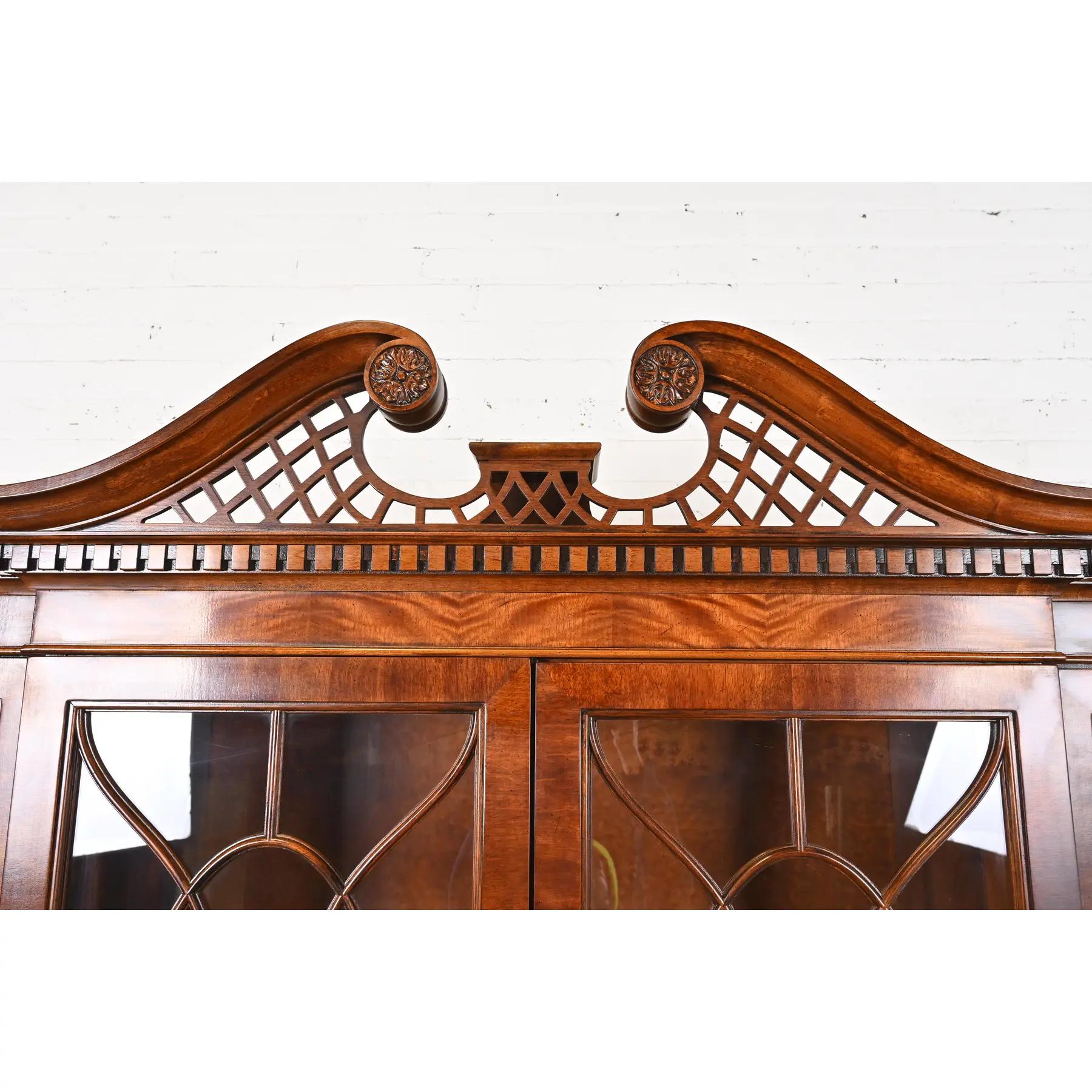 Laiton Henredon Georgian Mahogany Carved Lighted Breakfront Bookcase Cabinet en vente