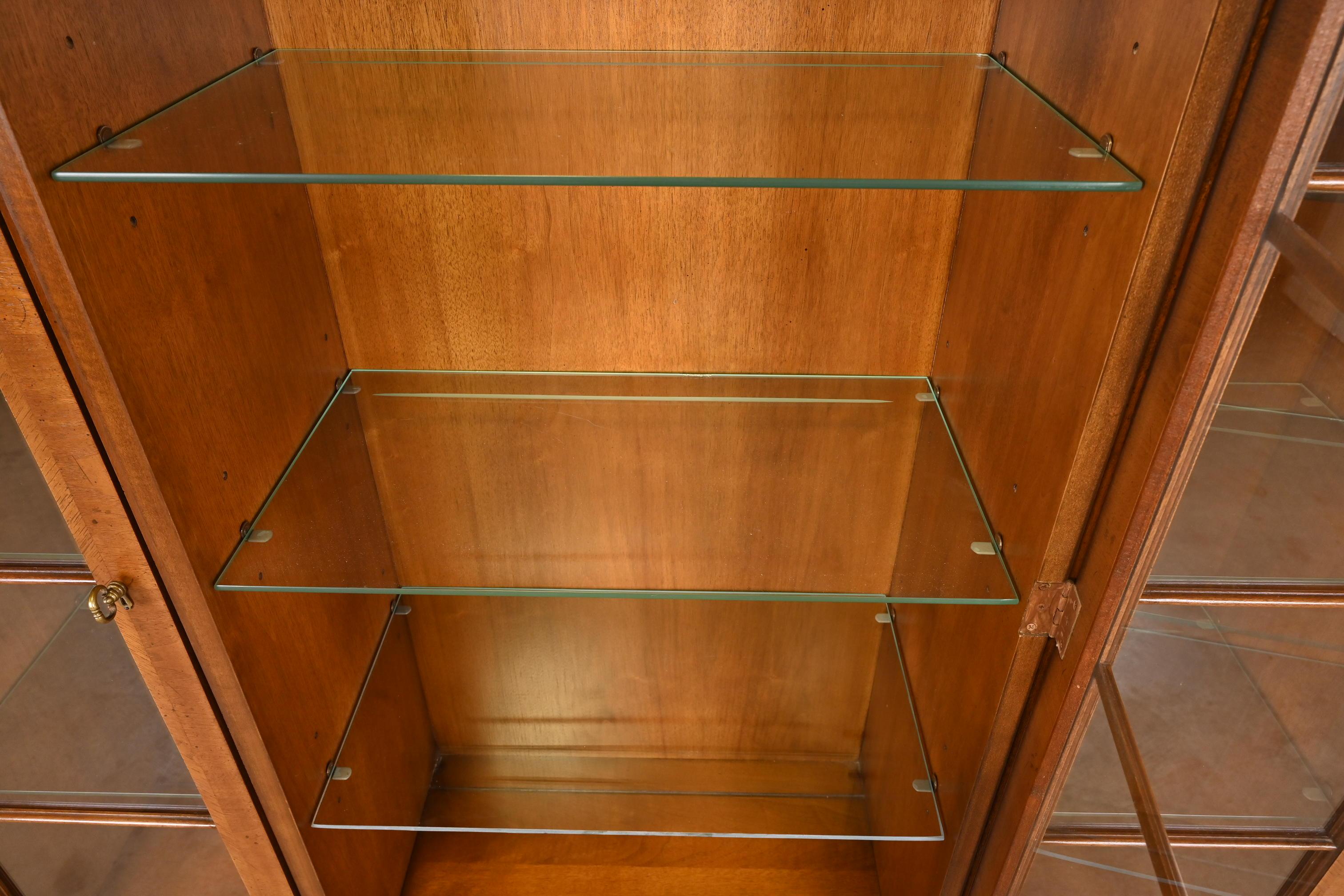 Henredon Georgian Mahogany Carved Lighted Breakfront Bookcase Cabinet en vente 1