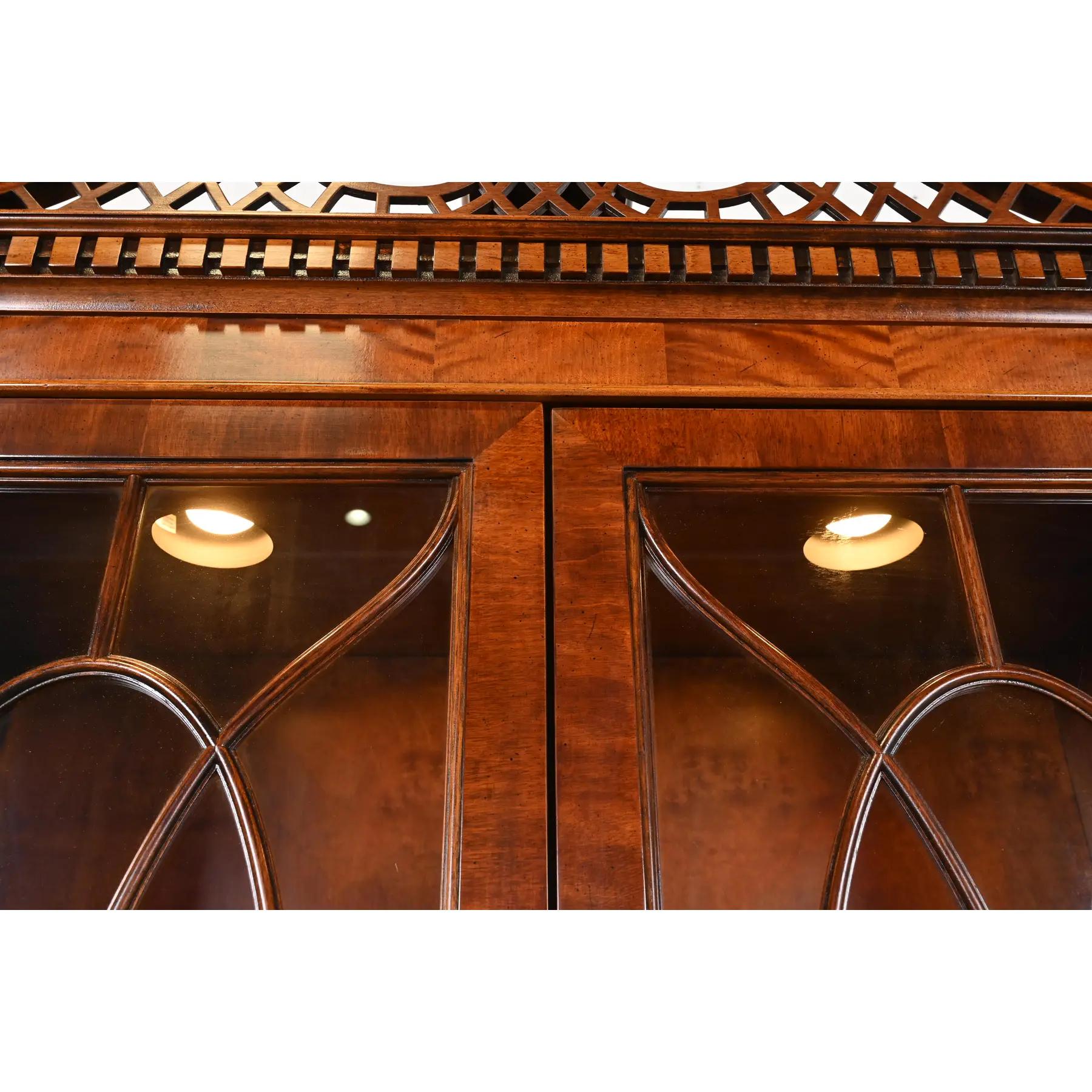 Henredon Georgian Mahogany Carved Lighted Breakfront Bookcase Cabinet en vente 2
