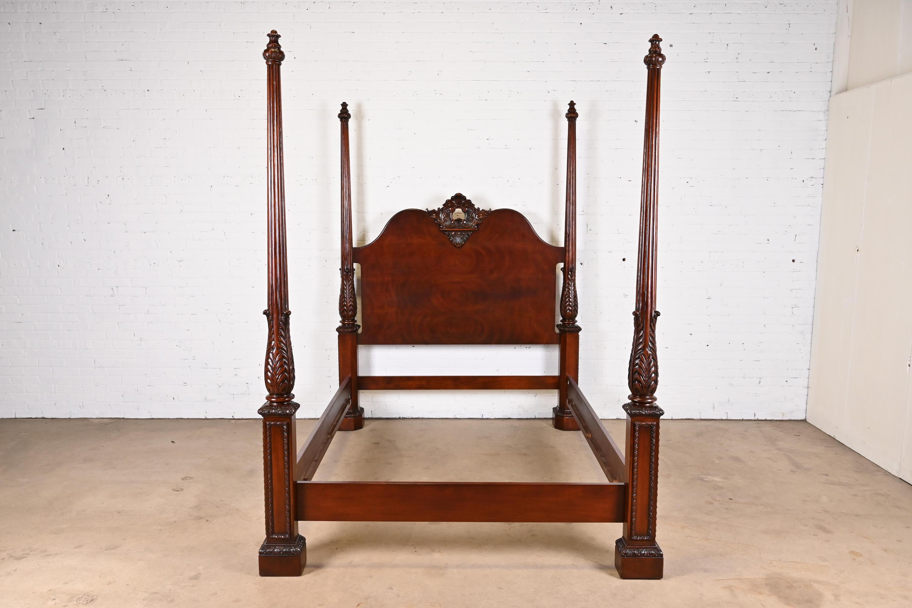 A gorgeous Georgian or Chippendale style carved mahogany four poster queen size bed

By Henredon

USA, late 20th century

Measures: 71