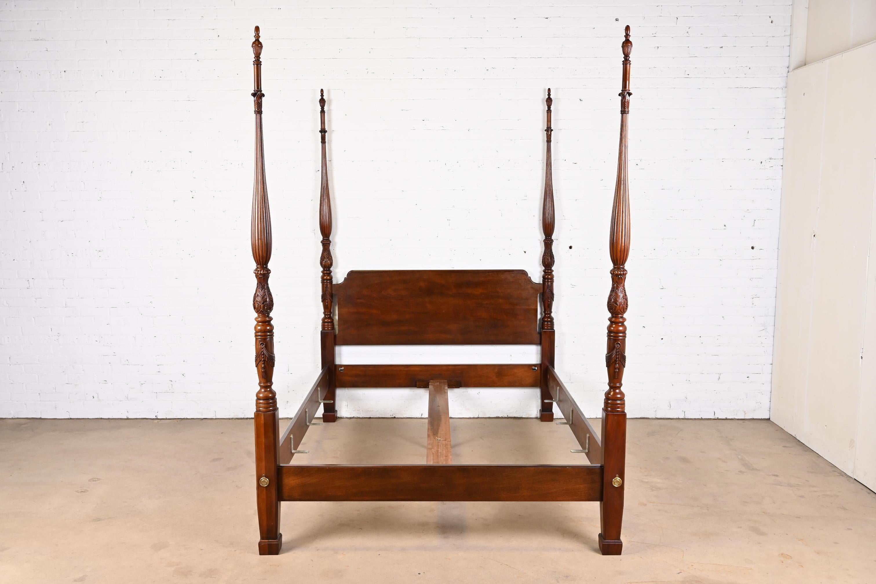 A gorgeous Georgian or Chippendale style four poster queen Size bed

By Henredon

USA, circa 1980s

Carved solid mahogany, with brass accents.

Measures: 64.75