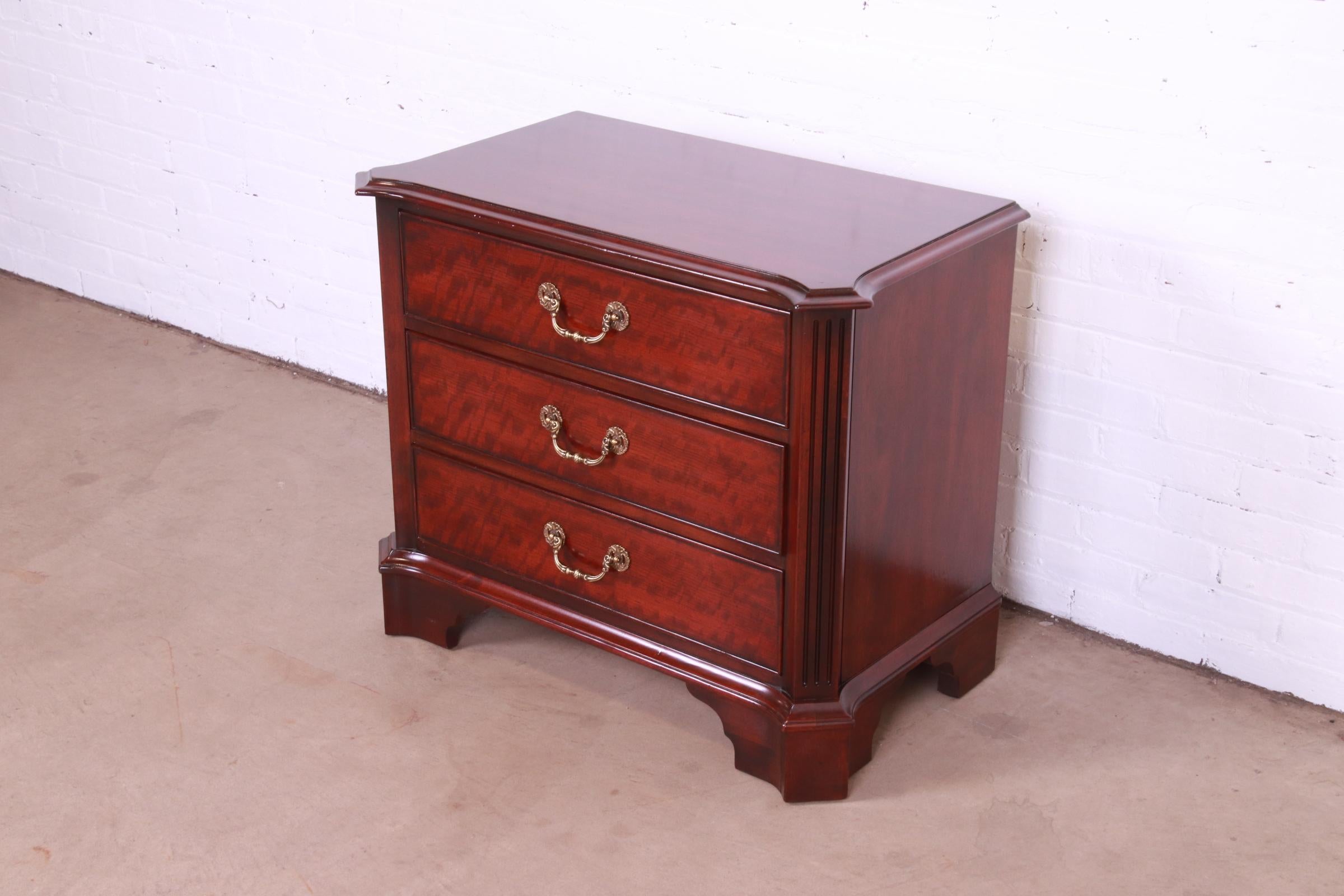 Henredon Georgian Carved Mahogany Three-Drawer Bachelor Chest In Good Condition In South Bend, IN