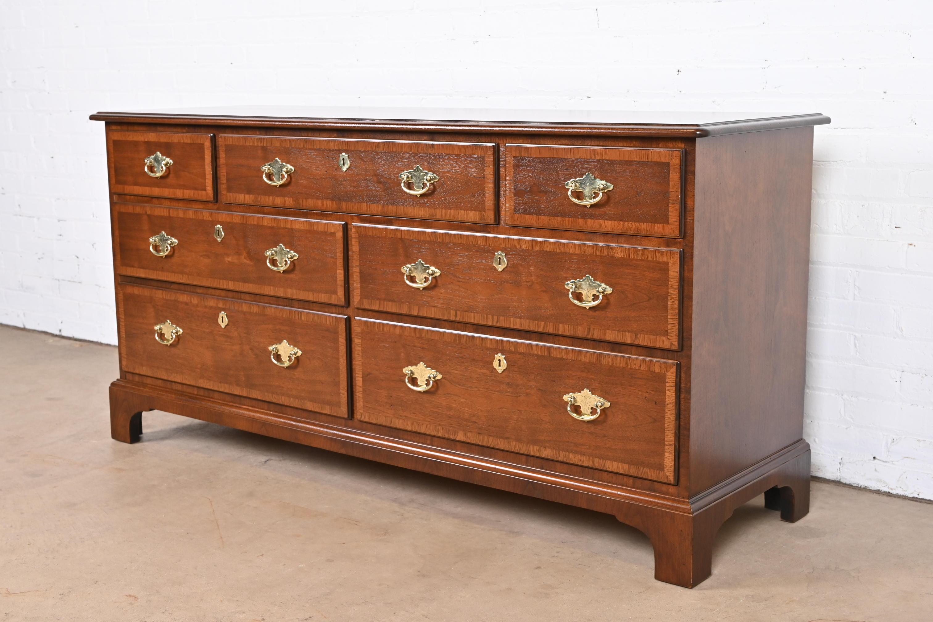 An exceptional Georgian style long dresser or credenza

By Henredon

USA, Circa 1980s

Gorgeous cherry wood, with mahogany banding and original brass hardware.

Measures: 63.5