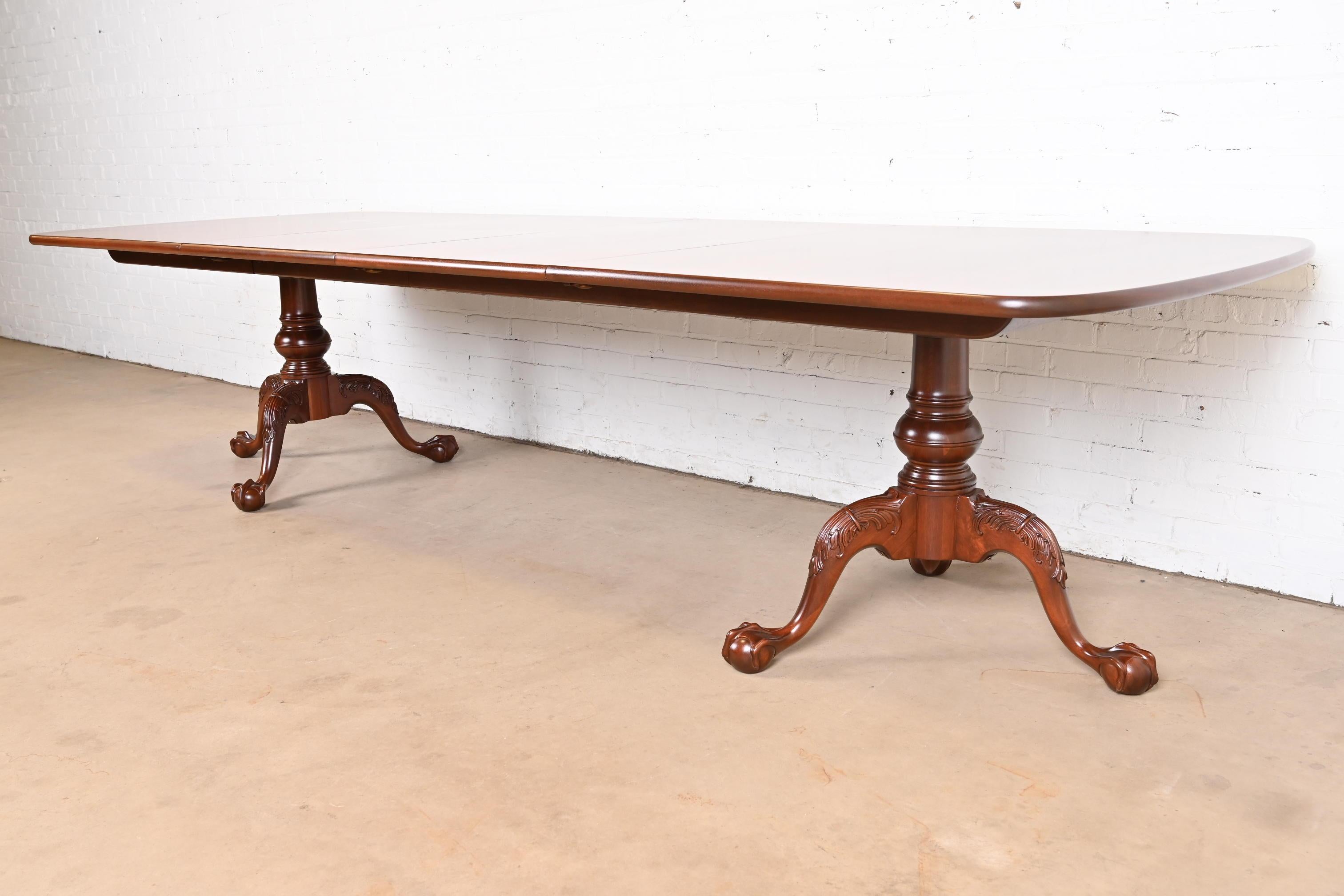 American Henredon Georgian Flame Mahogany Double Pedestal Extension Dining Table For Sale